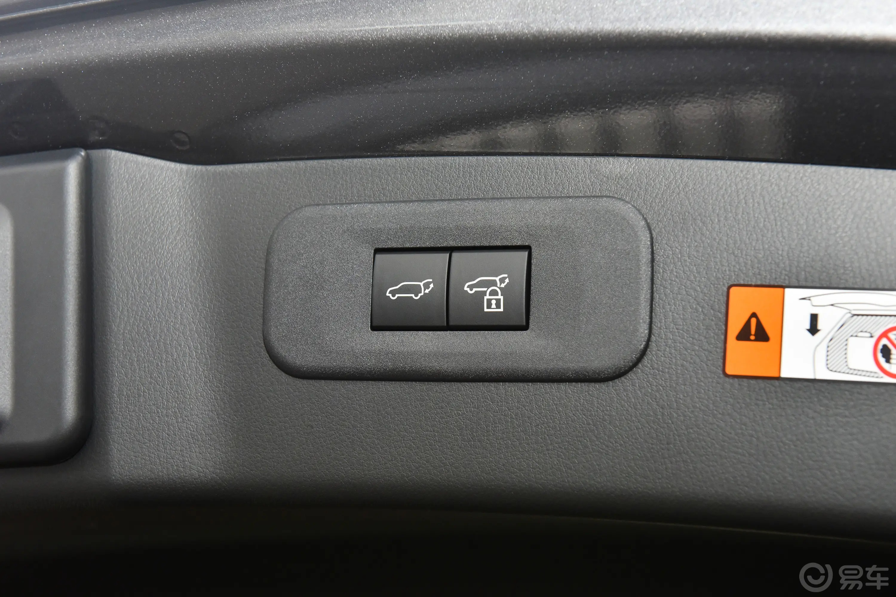 雷克萨斯NX260 两驱创游特别版电动尾门按键（手动扶手）