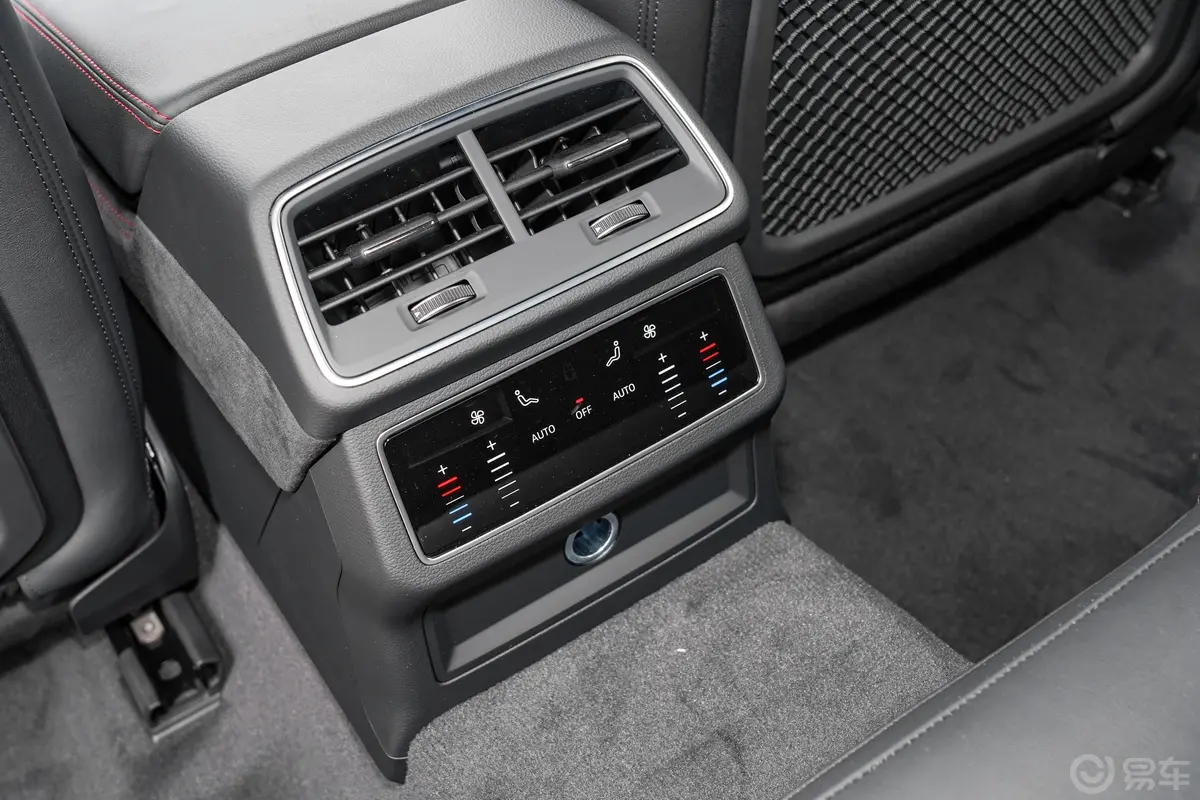奥迪S72.9T Sportback 竞技限量版后排空调控制键