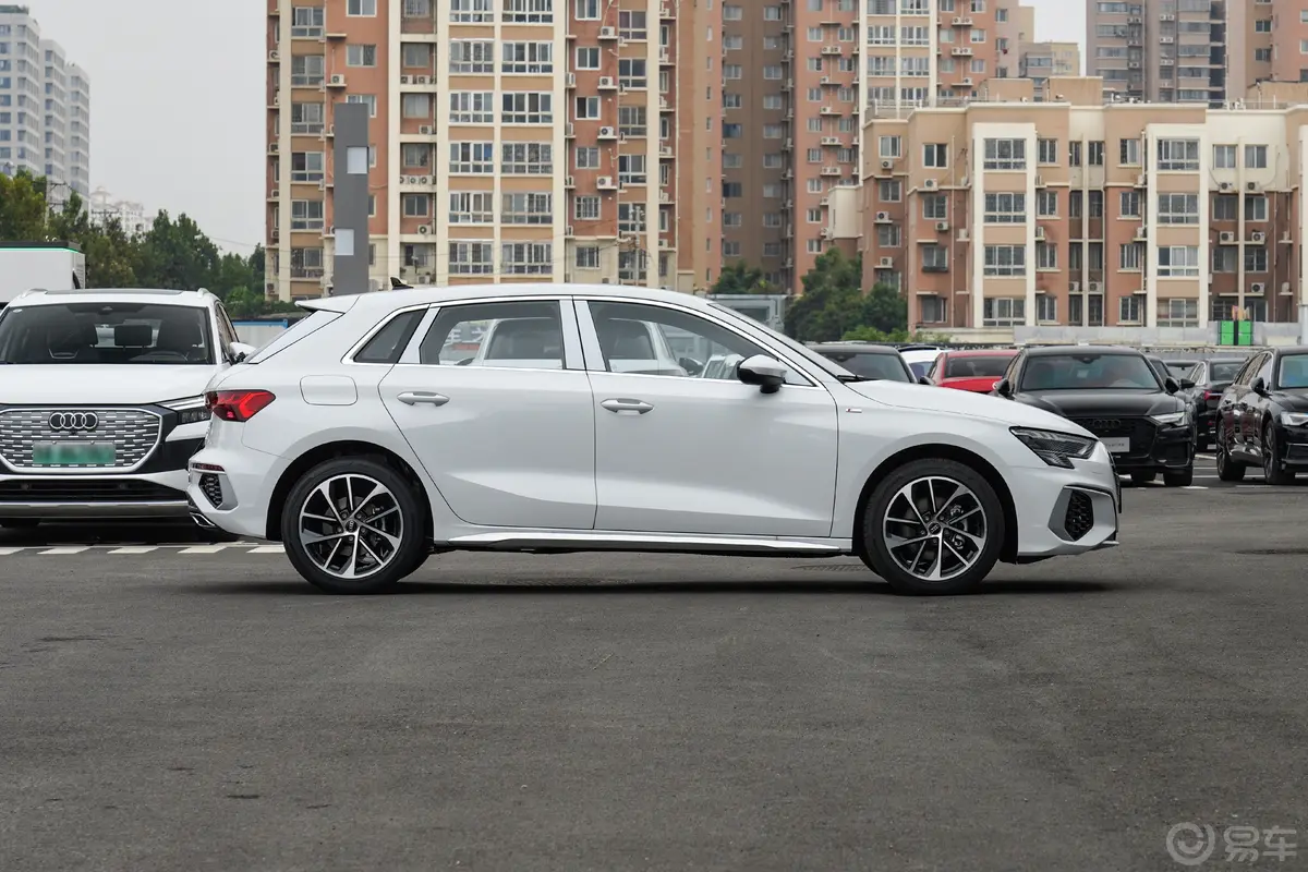 奥迪A3Sportback 35 TFSI 进取运动型正侧车头向右水平