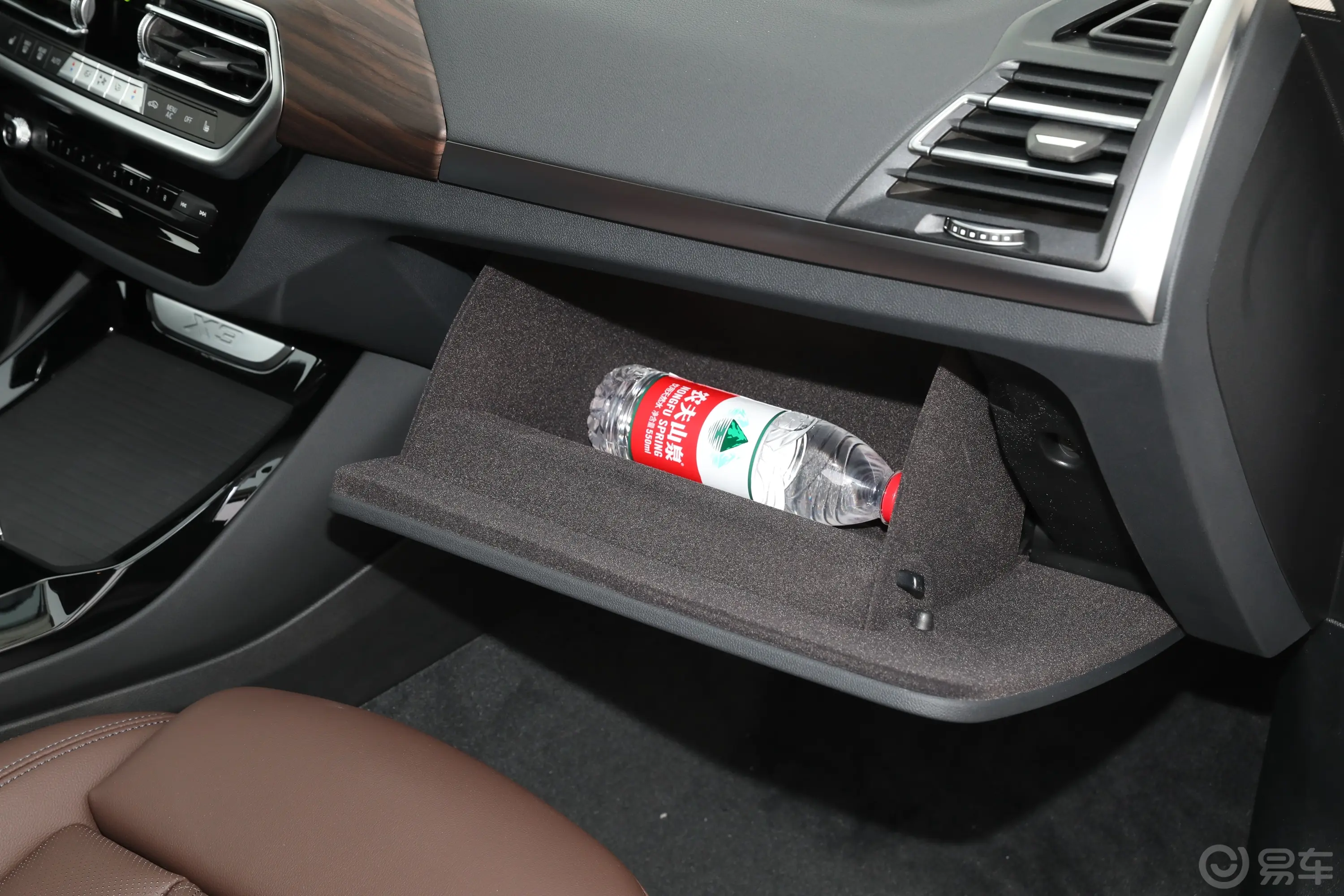 宝马X3改款 xDrive30i 领先型 M曜夜套装手套箱空间水瓶横置