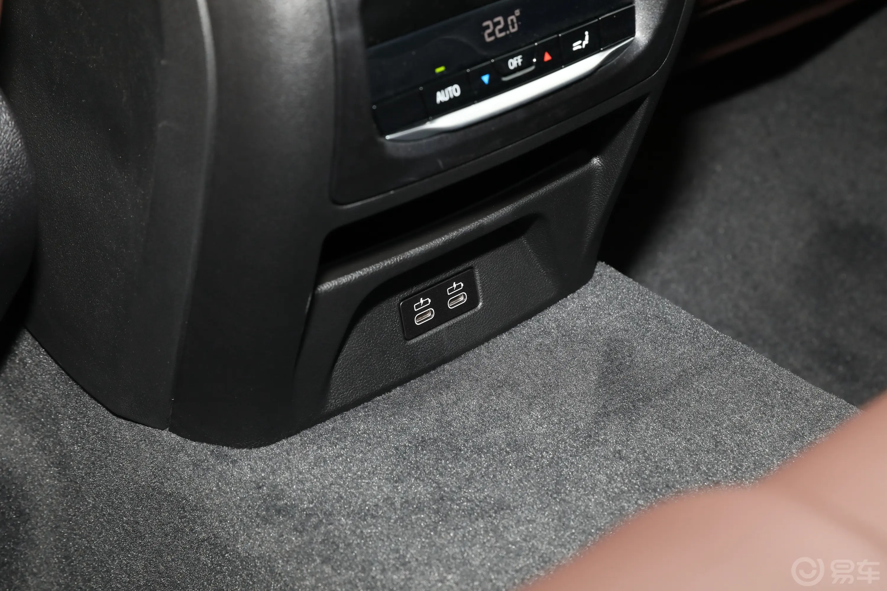 宝马X3改款 xDrive30i 领先型 M曜夜套装后排充电口