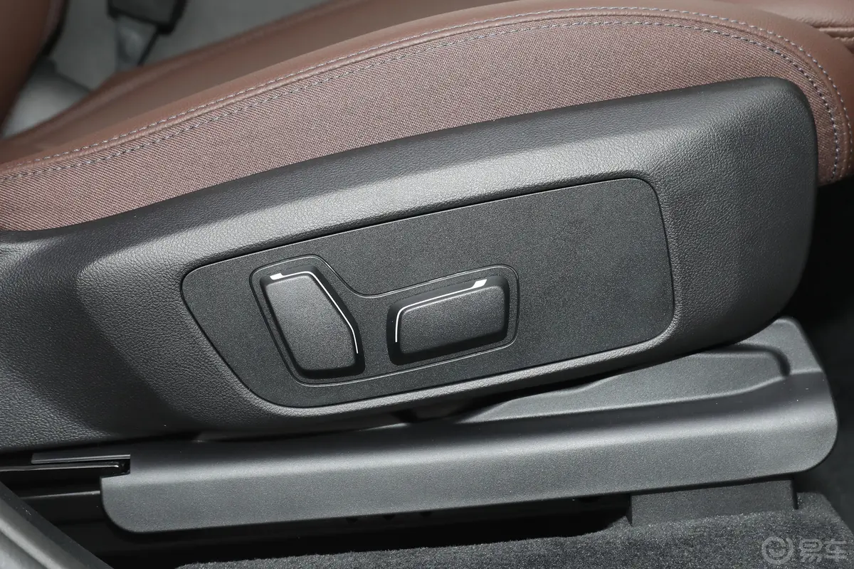 宝马X3改款 xDrive30i 领先型 M曜夜套装副驾座椅调节