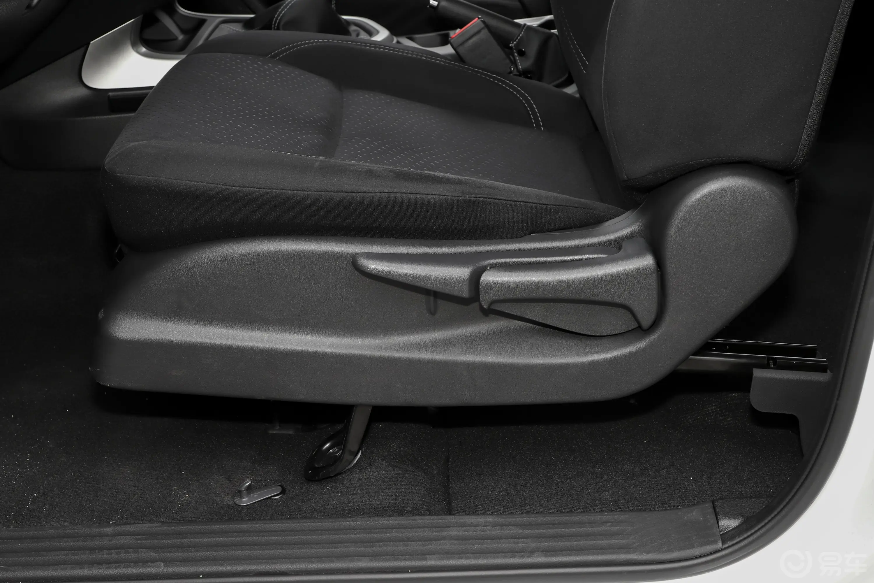 纳瓦拉2.5L 手动两驱尊享型主驾座椅调节