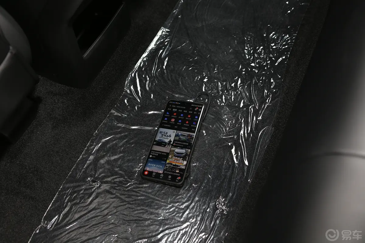 长安欧尚Z61.5T 双离合智酷型后排地板中间位置