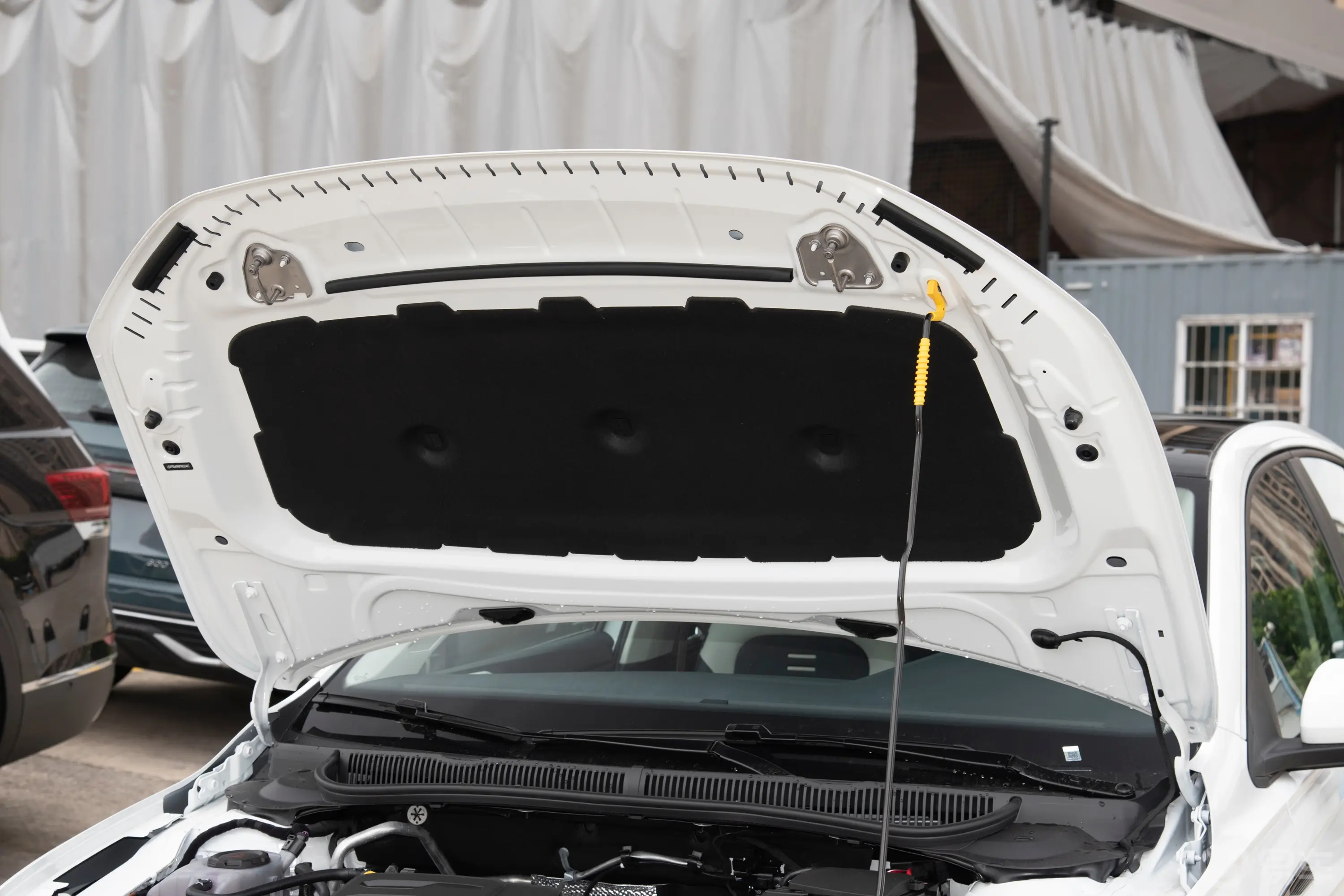 PoloPlus 1.5L 自动炫彩科技版发动机舱盖内侧