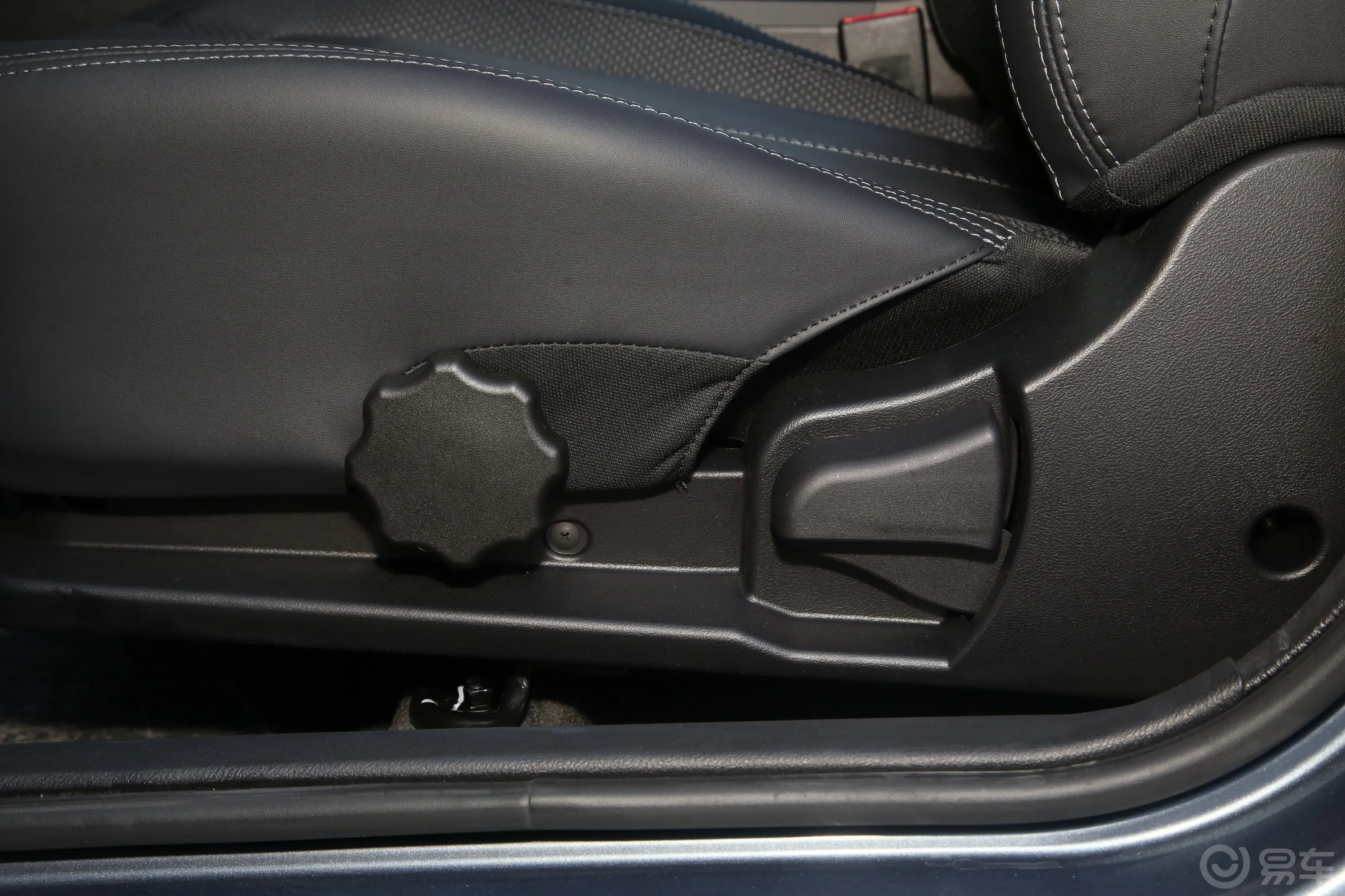 瑞虎3x1.5L CVT精英版主驾座椅调节