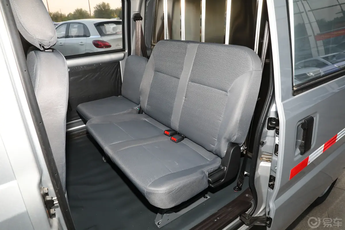 五菱荣光1.5L 手动封窗加长版基本型 5座后排座椅