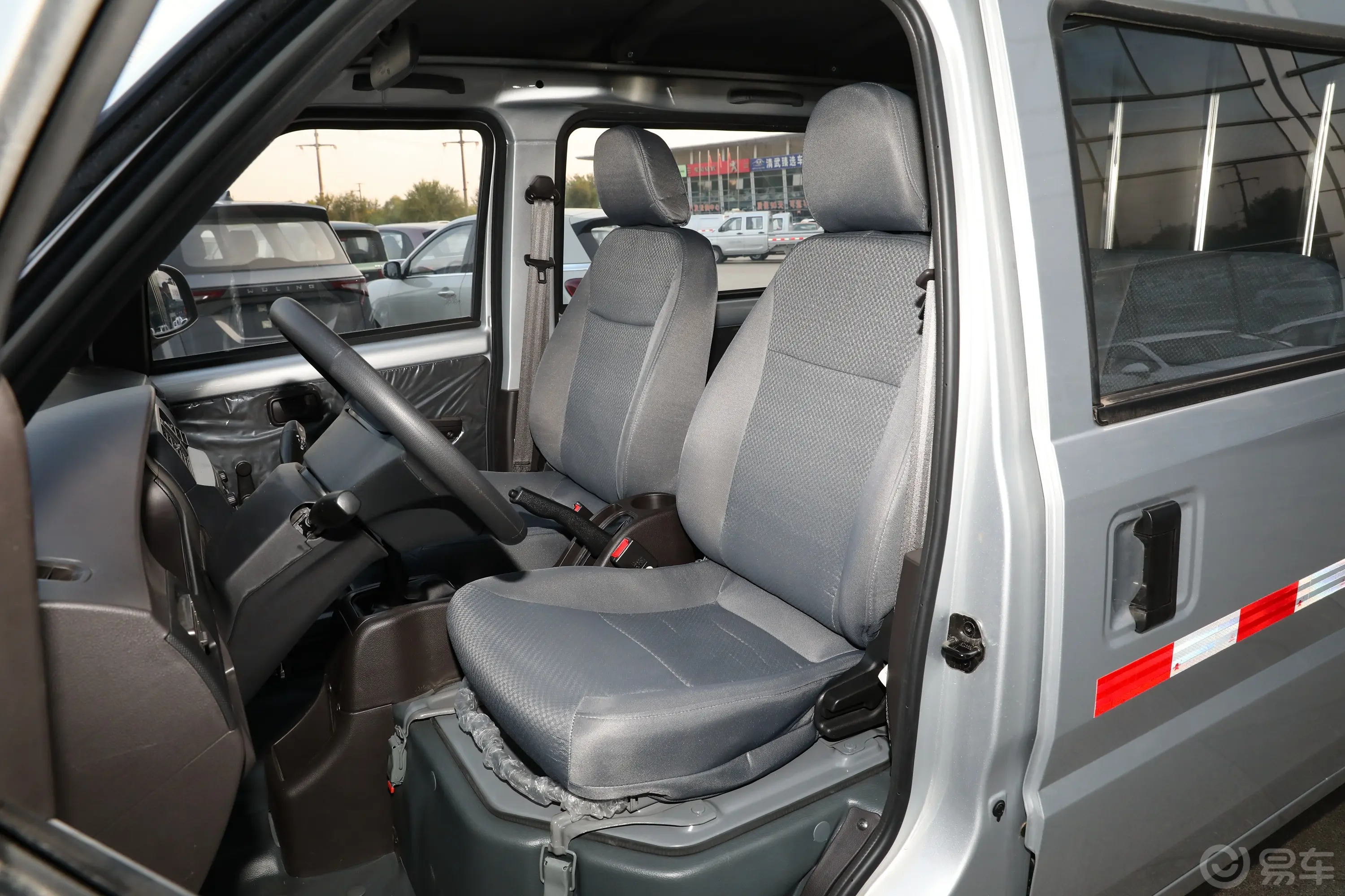 五菱荣光1.5L 手动封窗加长版基本型 5座驾驶员座椅