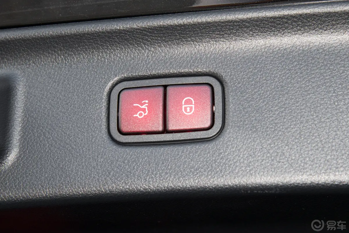 迈巴赫S级S 480 4MATIC电动尾门按键（手动扶手）