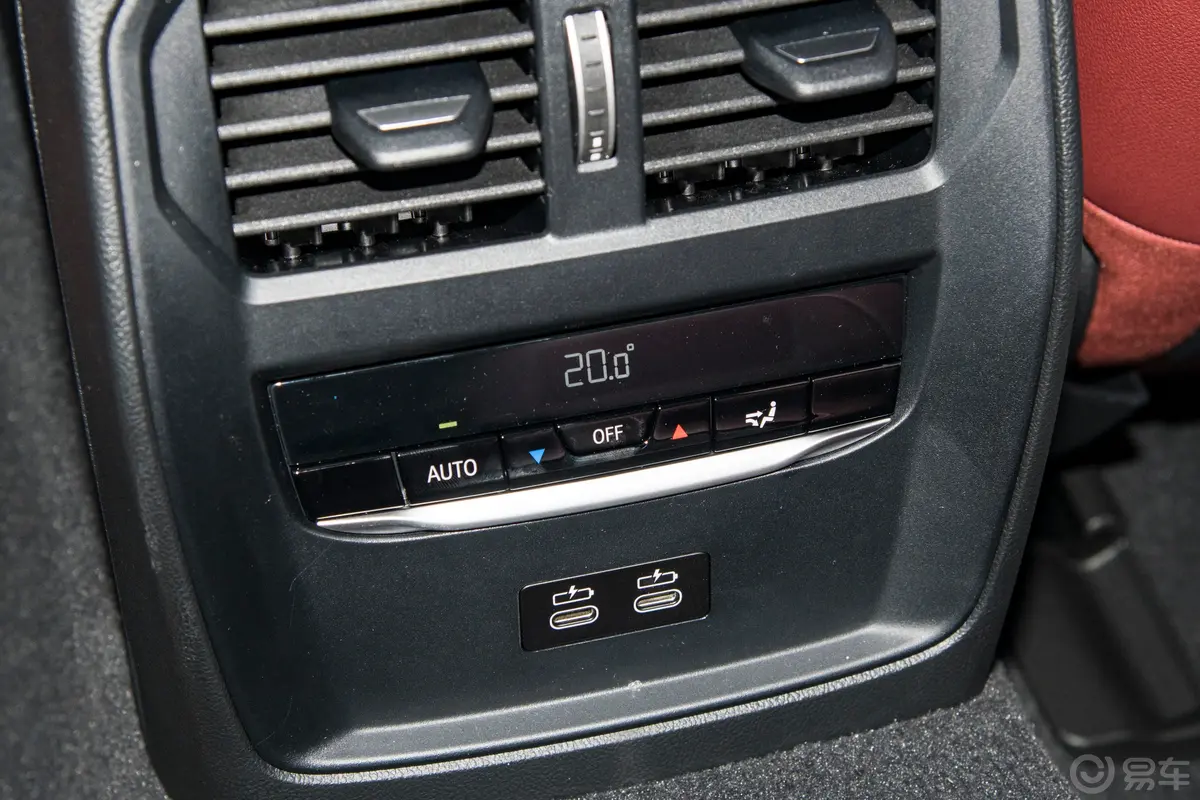 宝马i4eDrive35后排空调控制键