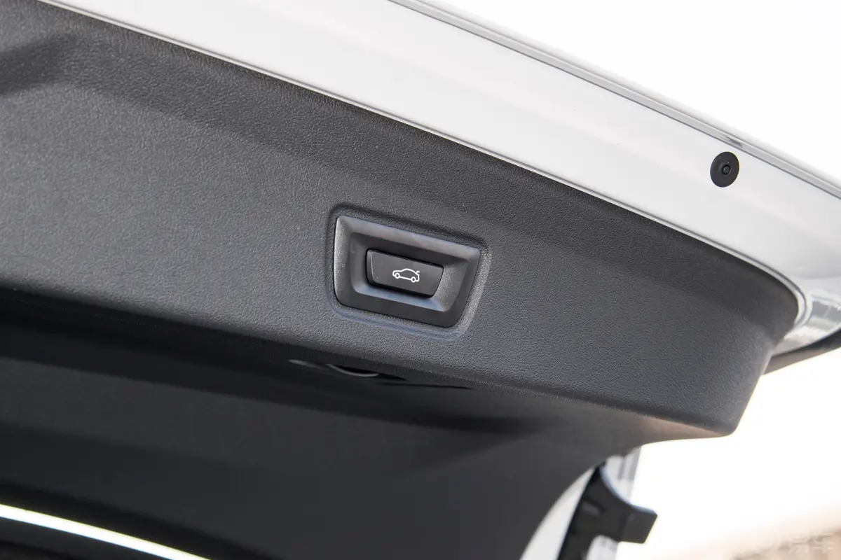 宝马i4eDrive35电动尾门按键（手动扶手）