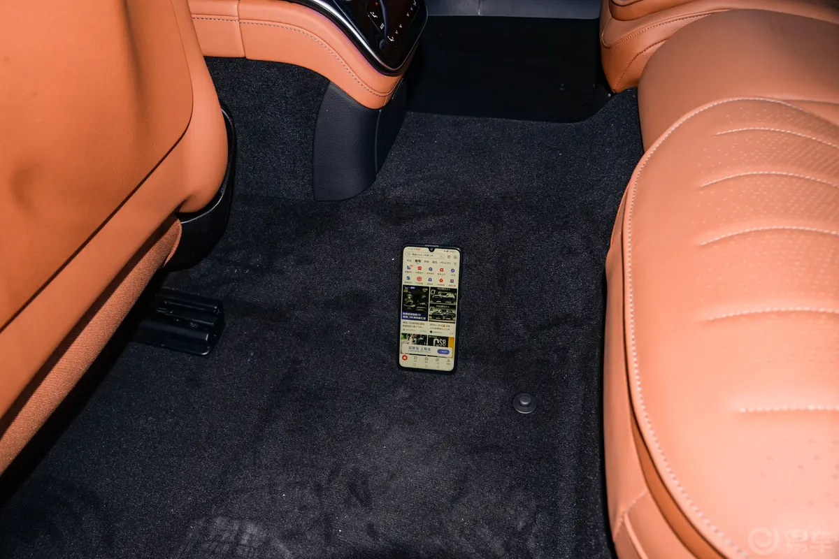 奔驰S级 插电混动改款 S 450 e L后排地板中间位置