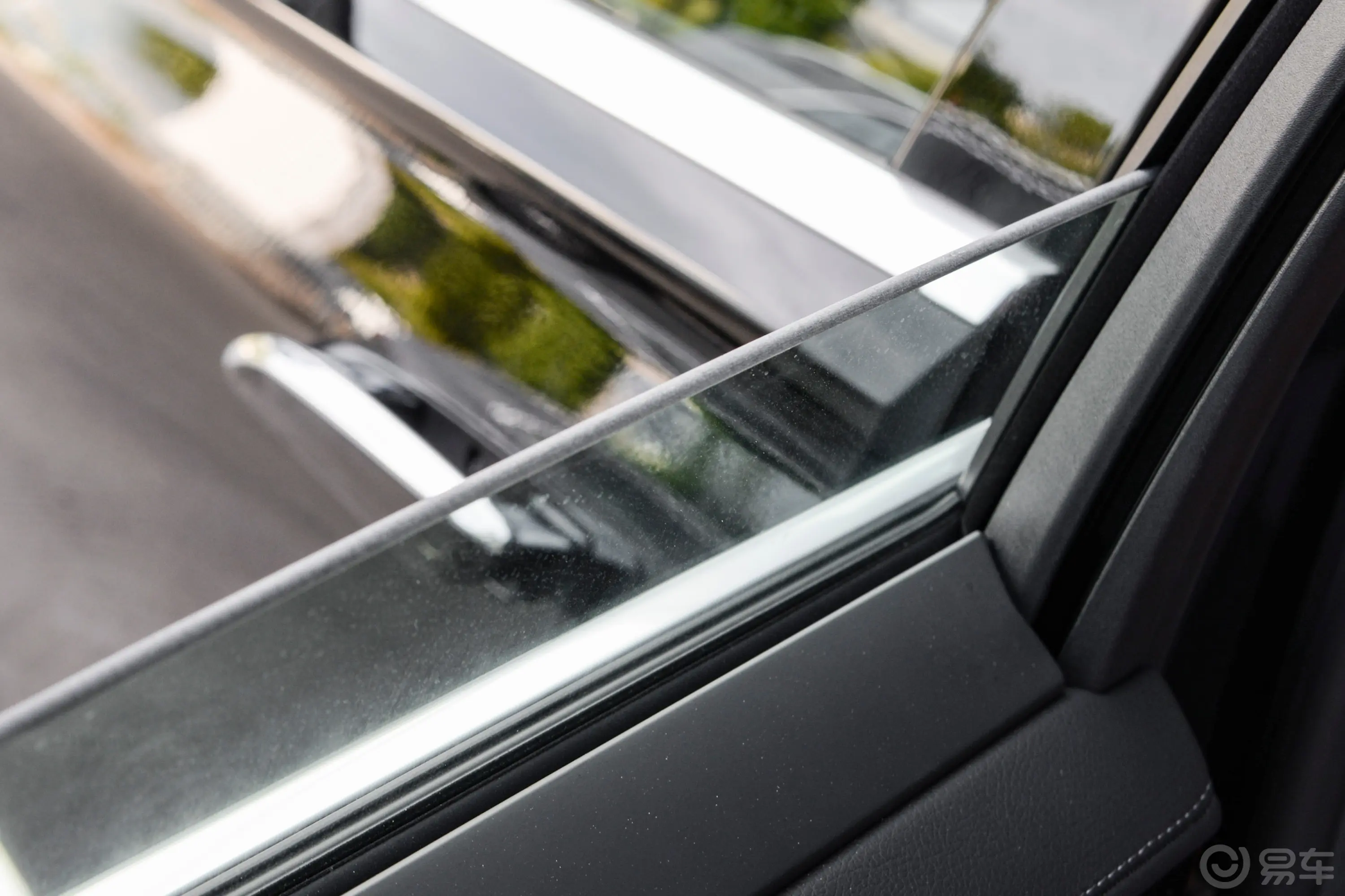 奔驰S级 插电混动改款 S 450 e L后排玻璃材质特写