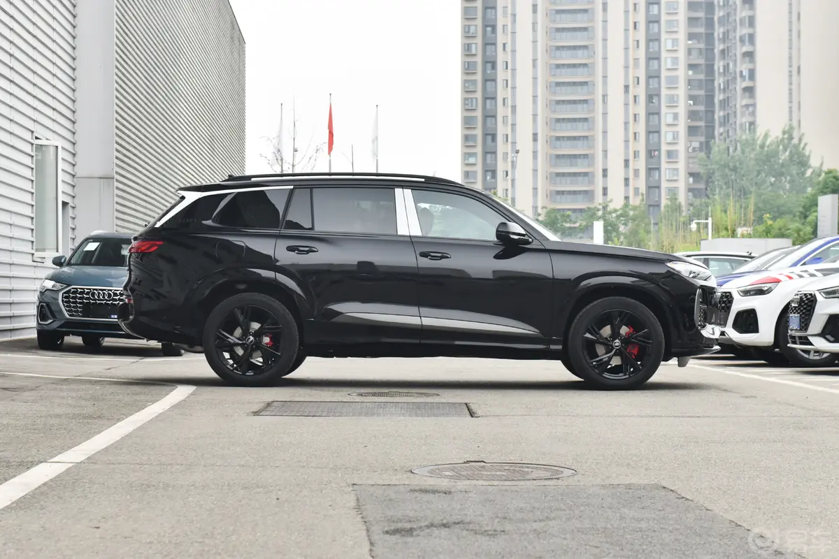 奥迪Q645 TFSI quattro 黑武士 7座正侧车头向右水平