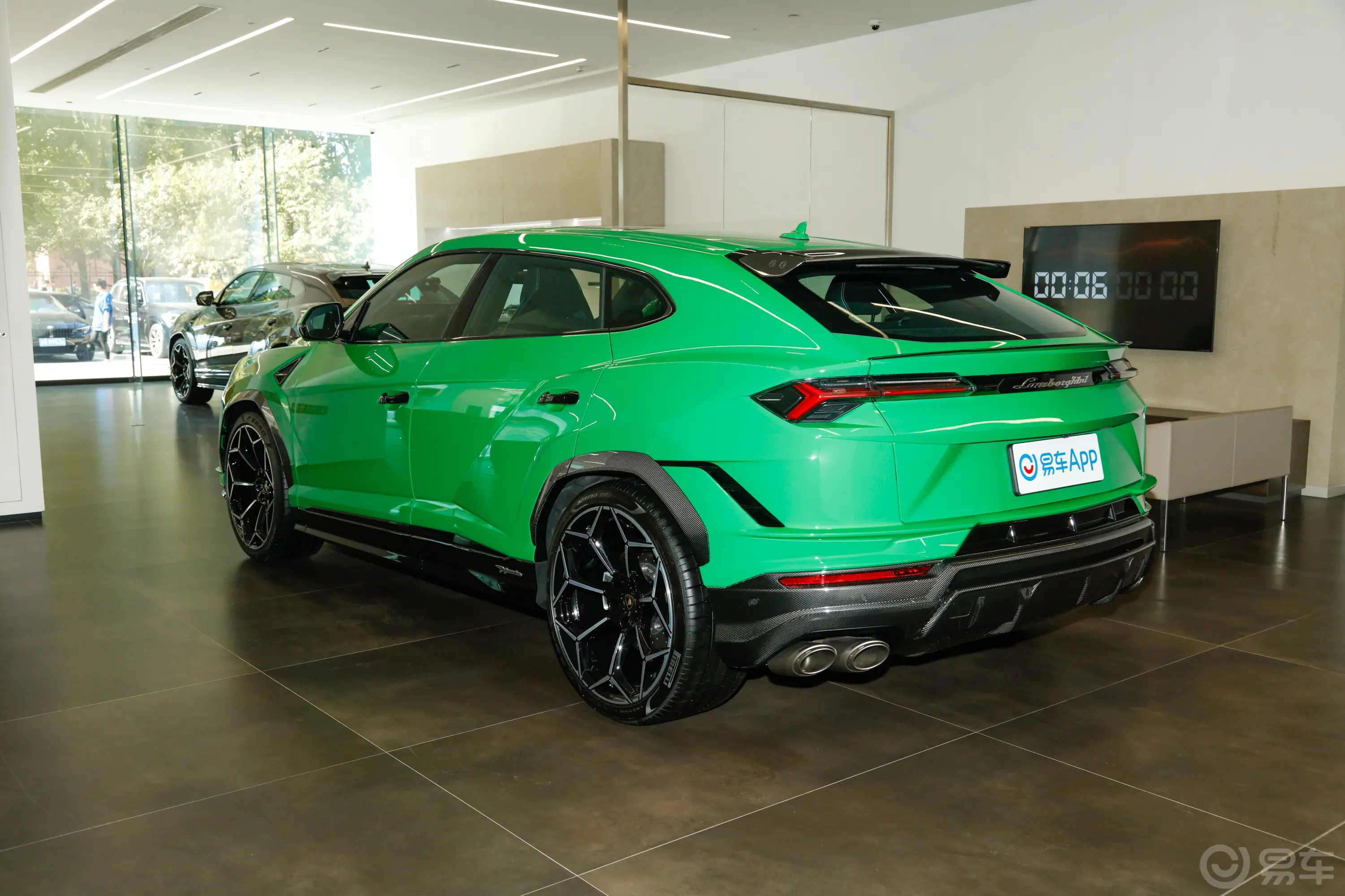 Urus4.0T V8 S侧后45度车头向左水平