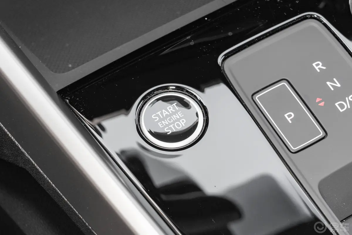 奥迪A3A3L Limousine 35 TFSI 时尚运动型钥匙孔或一键启动按键