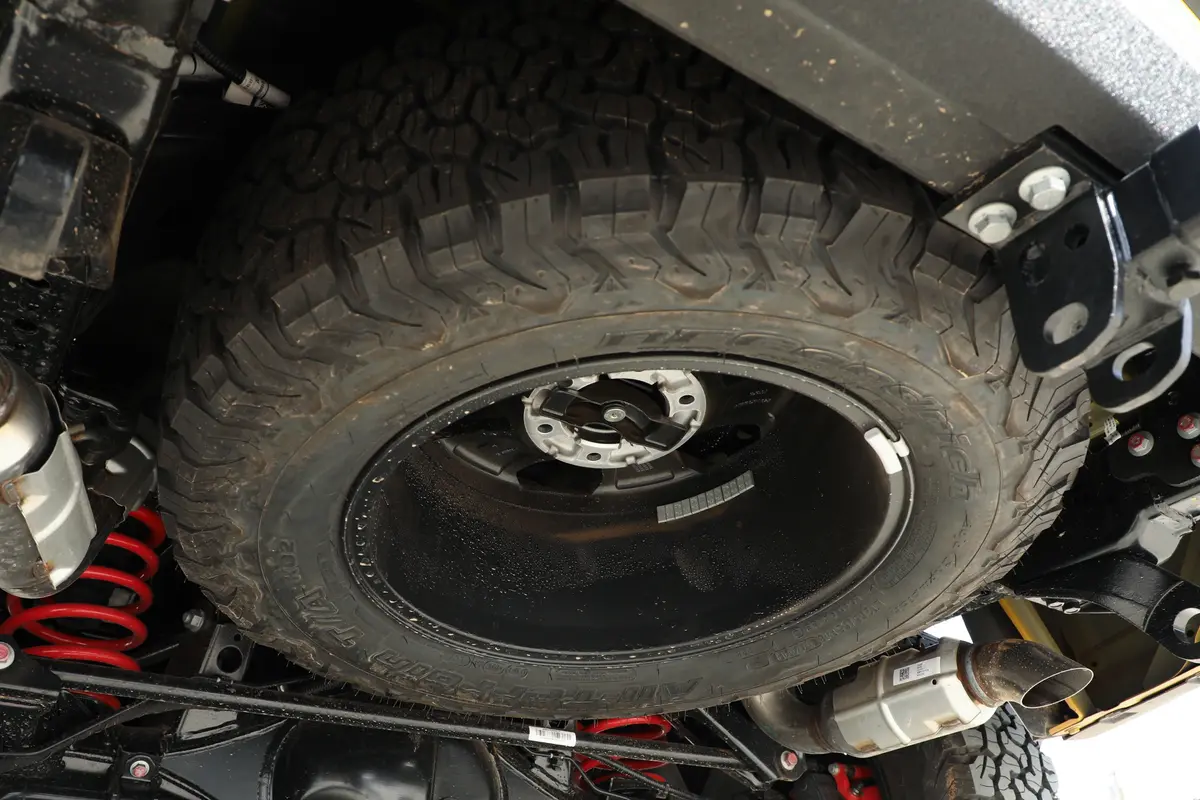 山海炮3.0T 性能版 汽油备胎