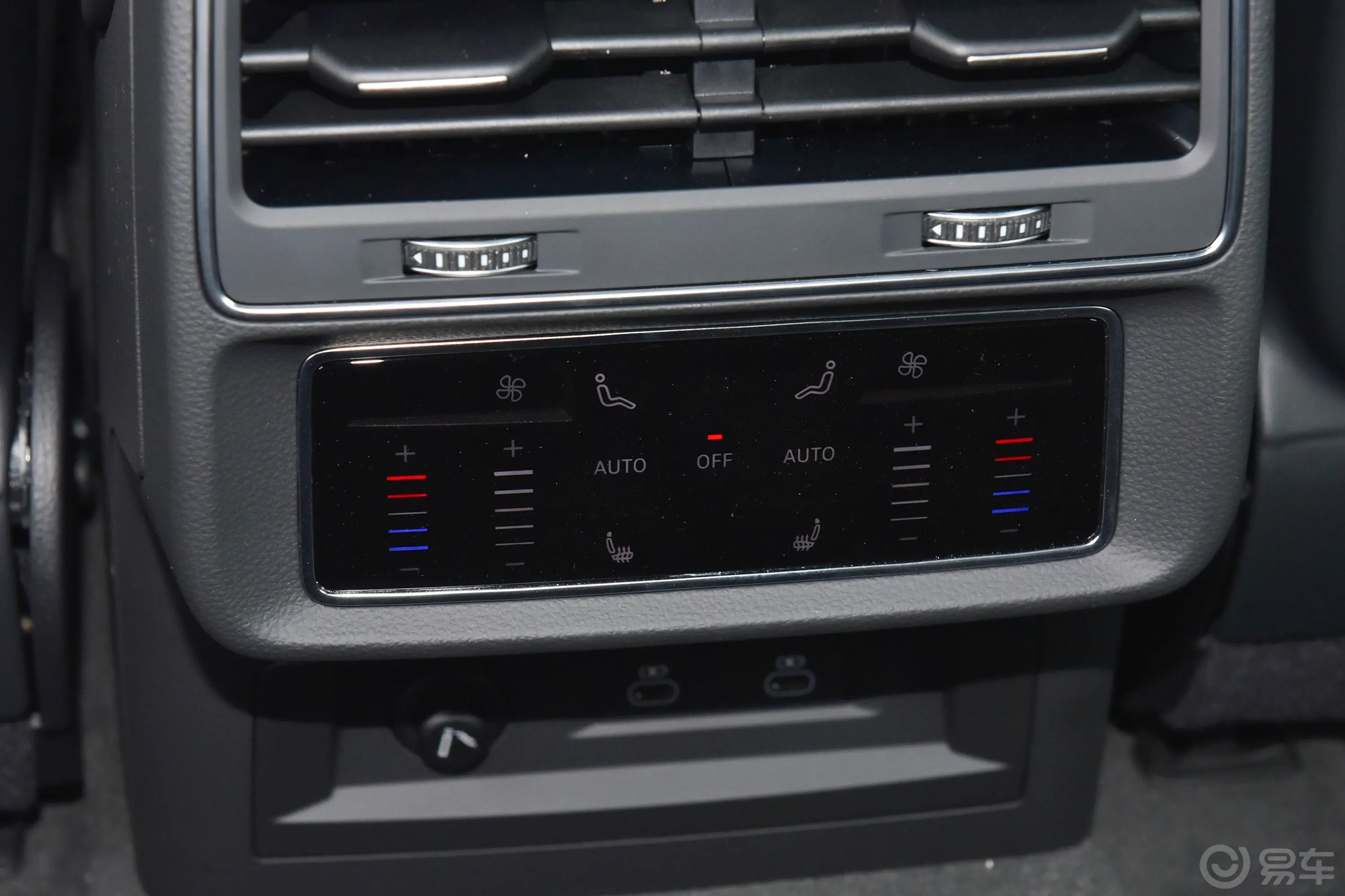 奥迪Q855 TFSI quattro 尊享动感型后排空调控制键