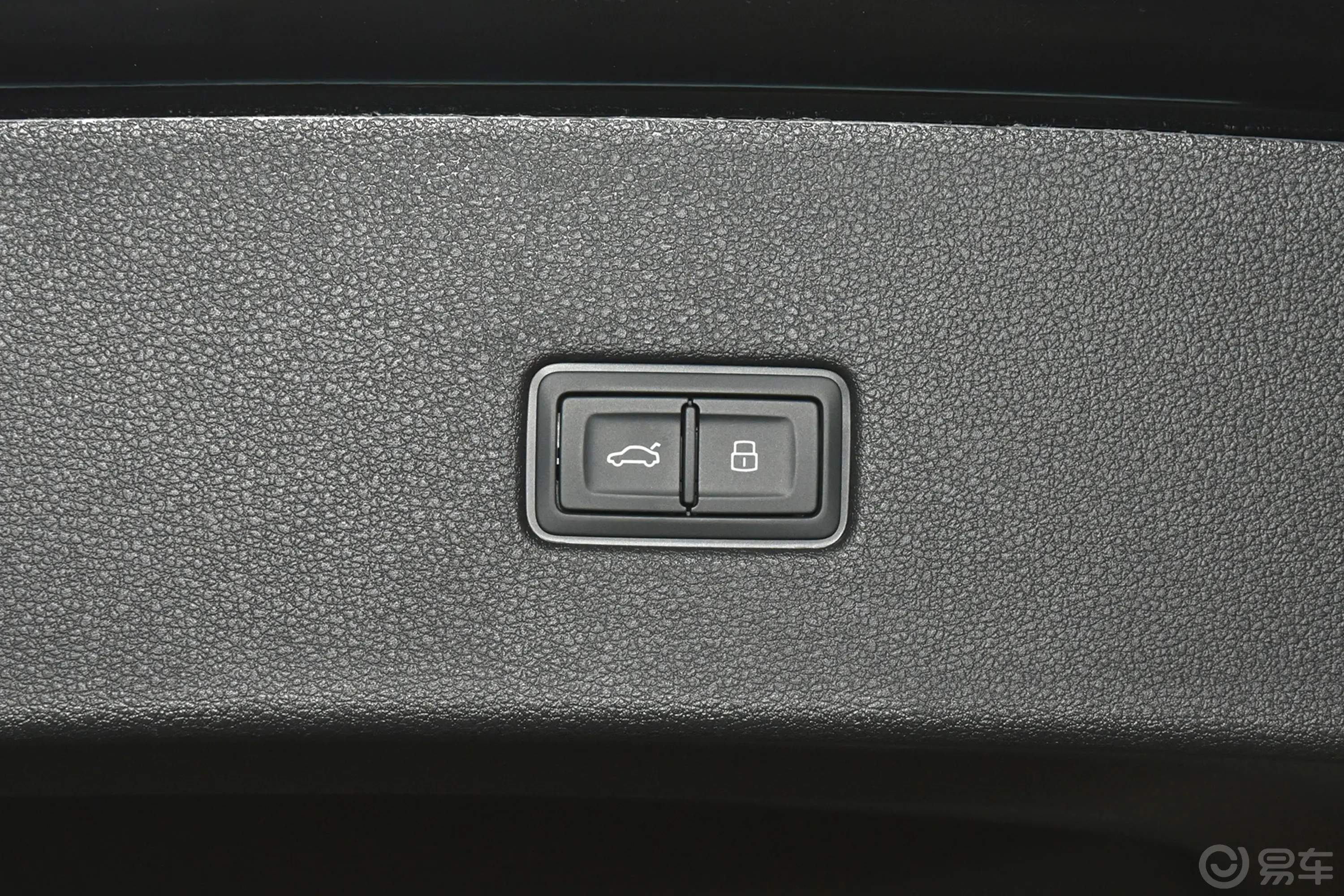 奥迪Q855 TFSI quattro 尊享动感型电动尾门按键（手动扶手）