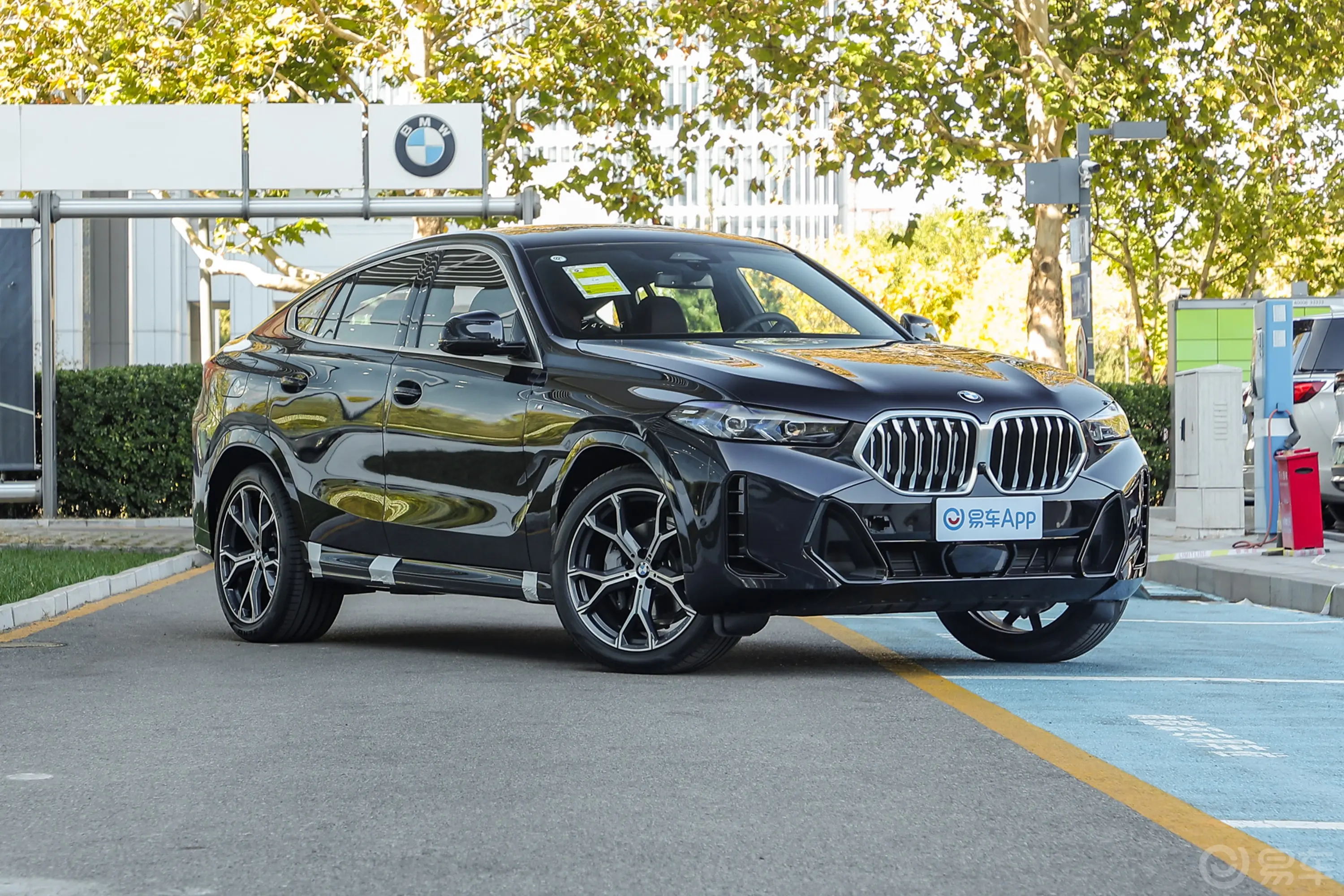 宝马X6改款 xDrive40i M运动套装侧前45度车头向右水平