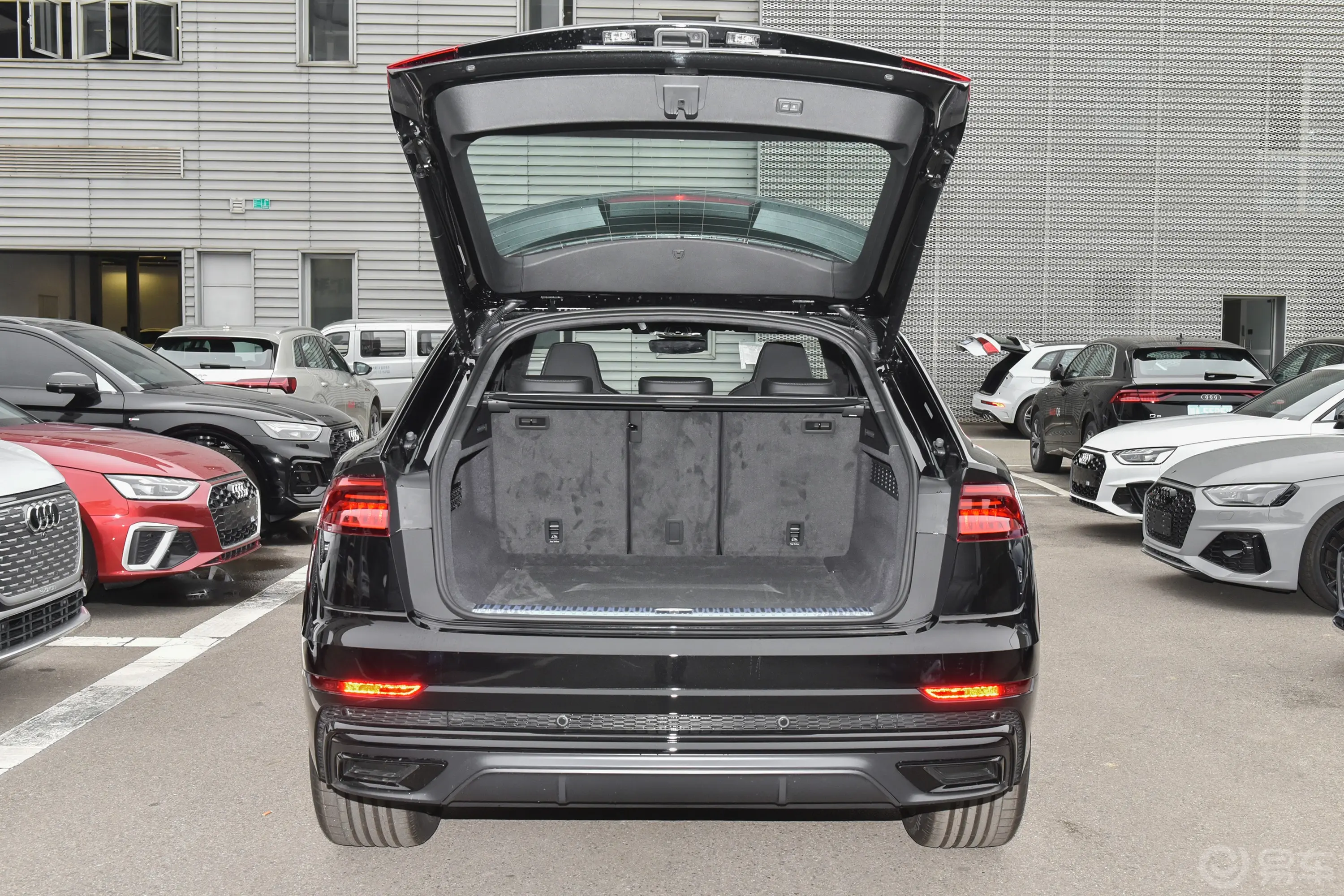 奥迪Q855 TFSI quattro 尊享动感型后备厢