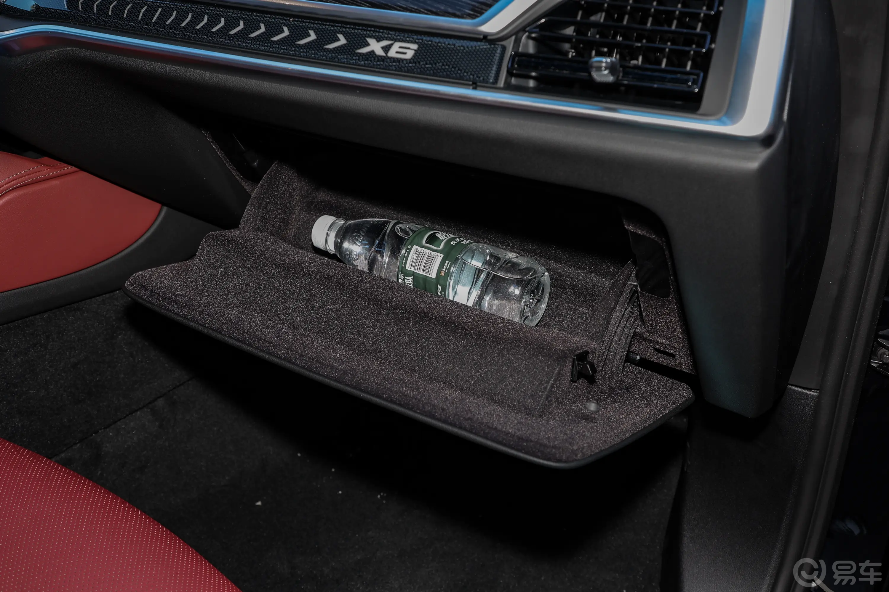 宝马X6改款 xDrive40i M运动套装手套箱空间水瓶横置