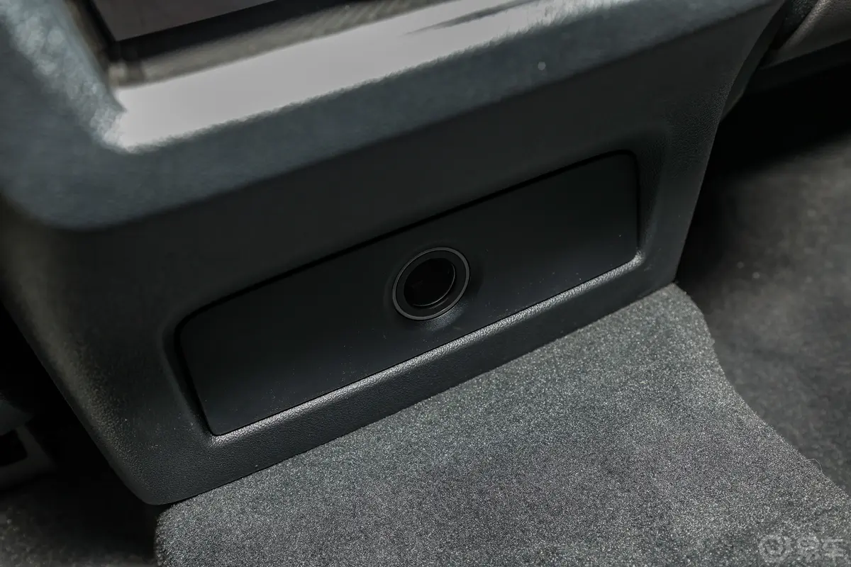 宝马X6改款 xDrive40i M运动套装后排充电口