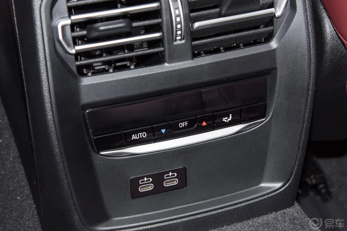 宝马i3eDrive 40 L 曜夜运动套装后排空调控制键