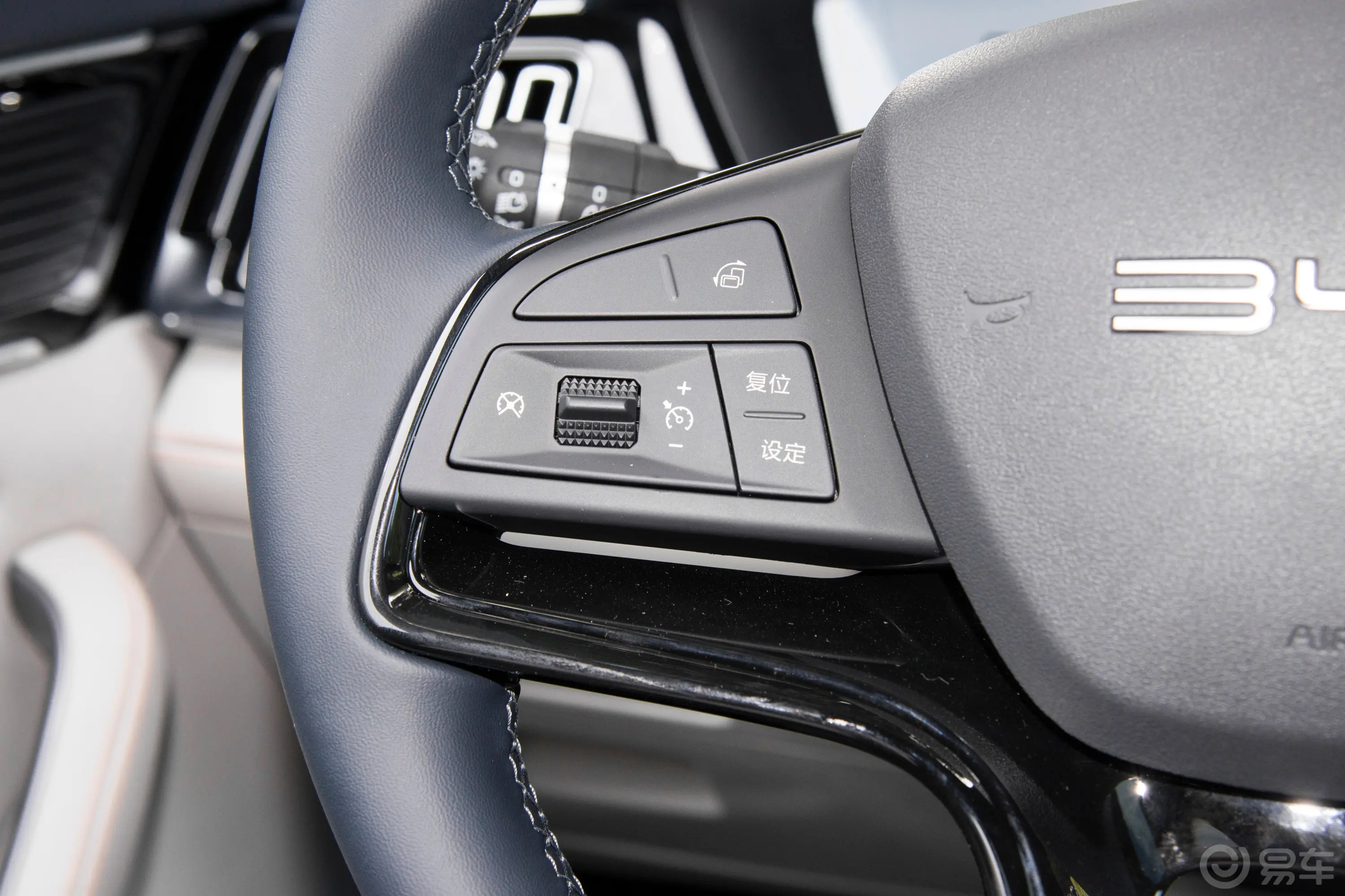 宋PLUS新能源EV 冠军版 520km 豪华型左侧方向盘功能按键