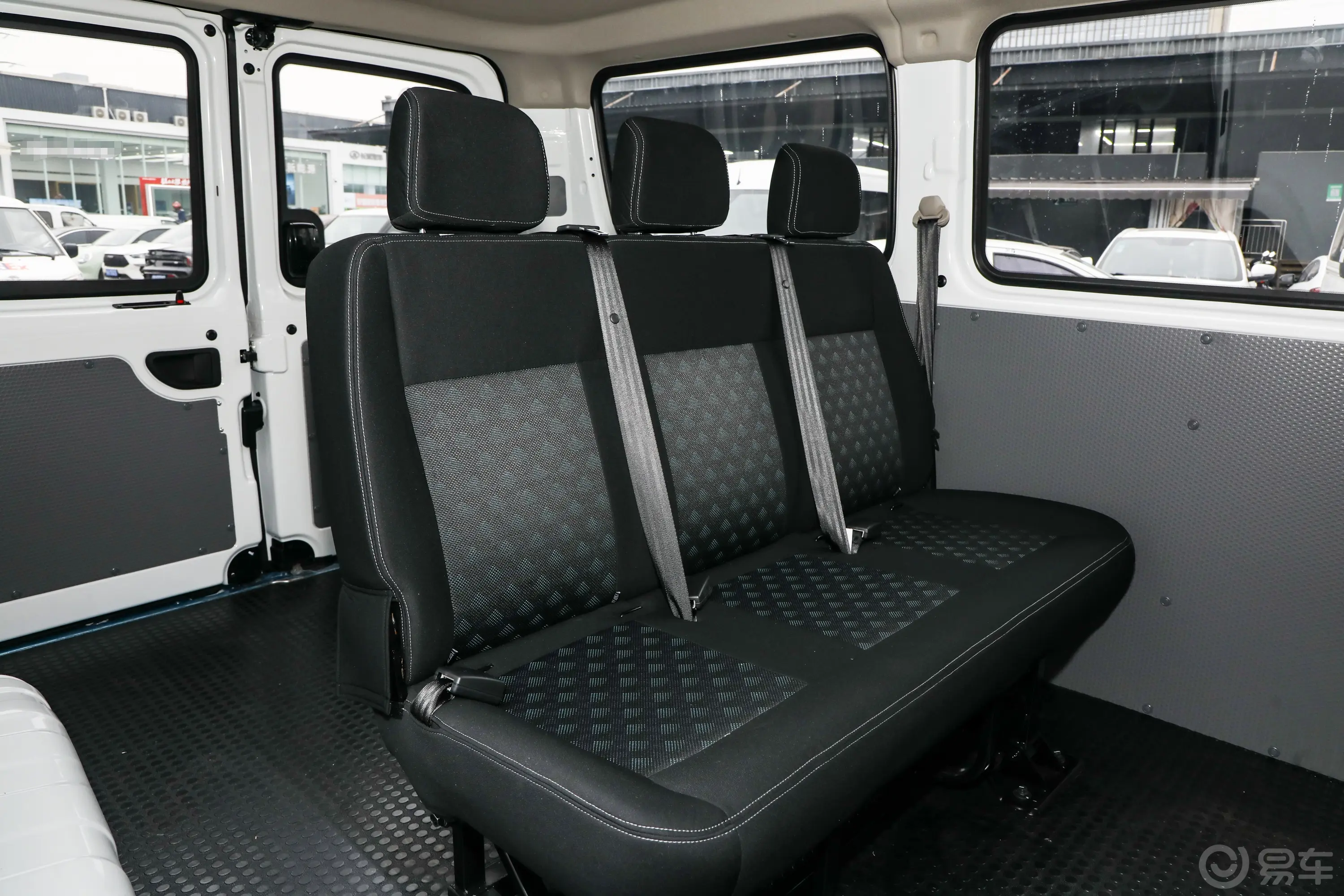 新途V80商旅PRO 2.0T AMT短轴中顶非营运 10/11/12座后排座椅