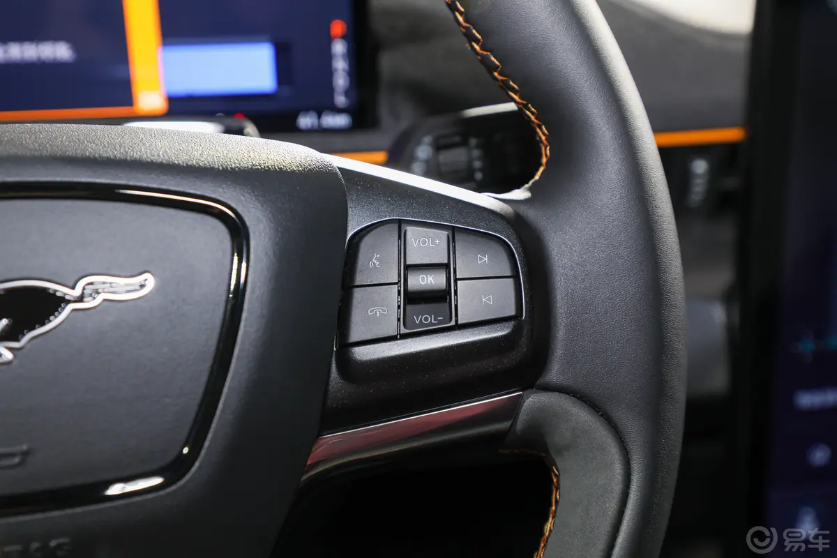 福特电马GT风暴复古版右侧方向盘功能按键