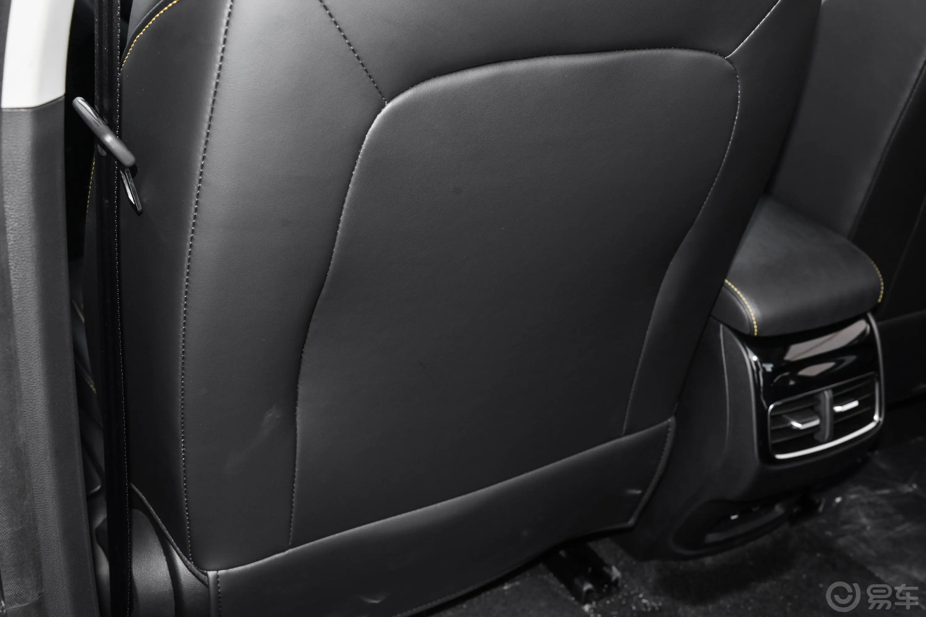 荣威i6 MAX EV420km 420天幕特别版后排功能