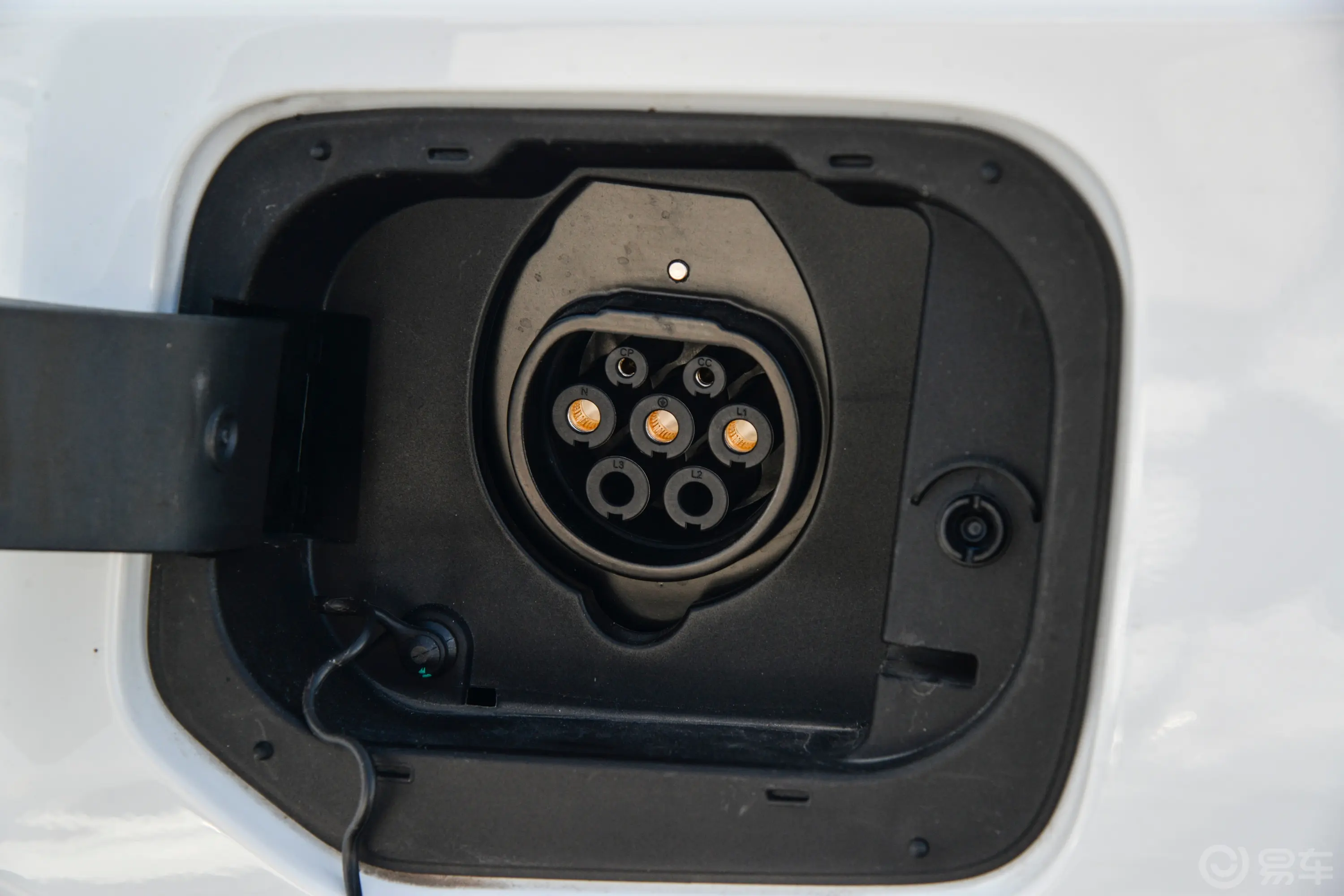 荣威i6 MAX EV420km 420天幕特别版慢充充电口