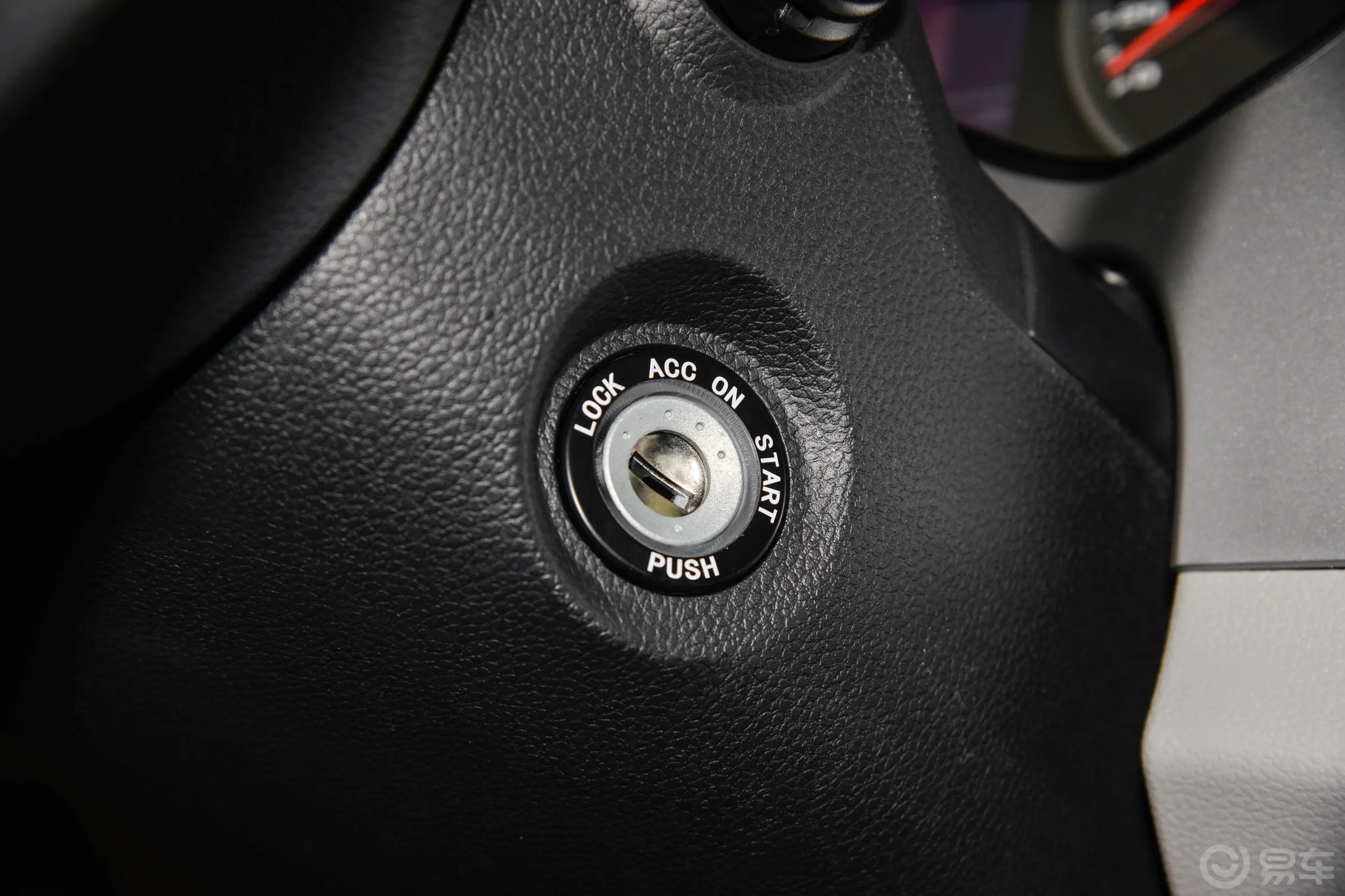 瑞风M42.0T 手动劲尚型 7座 柴油钥匙孔或一键启动按键