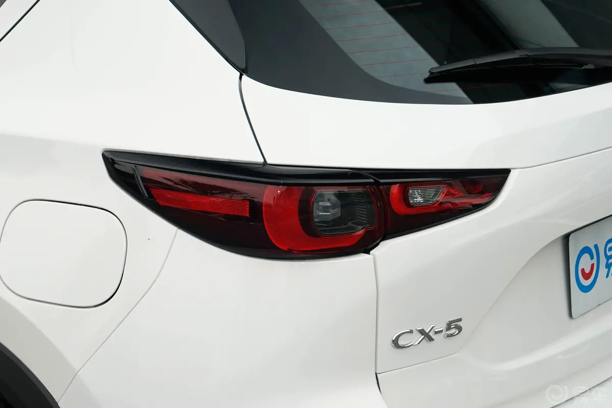 马自达CX-52.0L 两驱舒适型尾灯侧45度俯拍