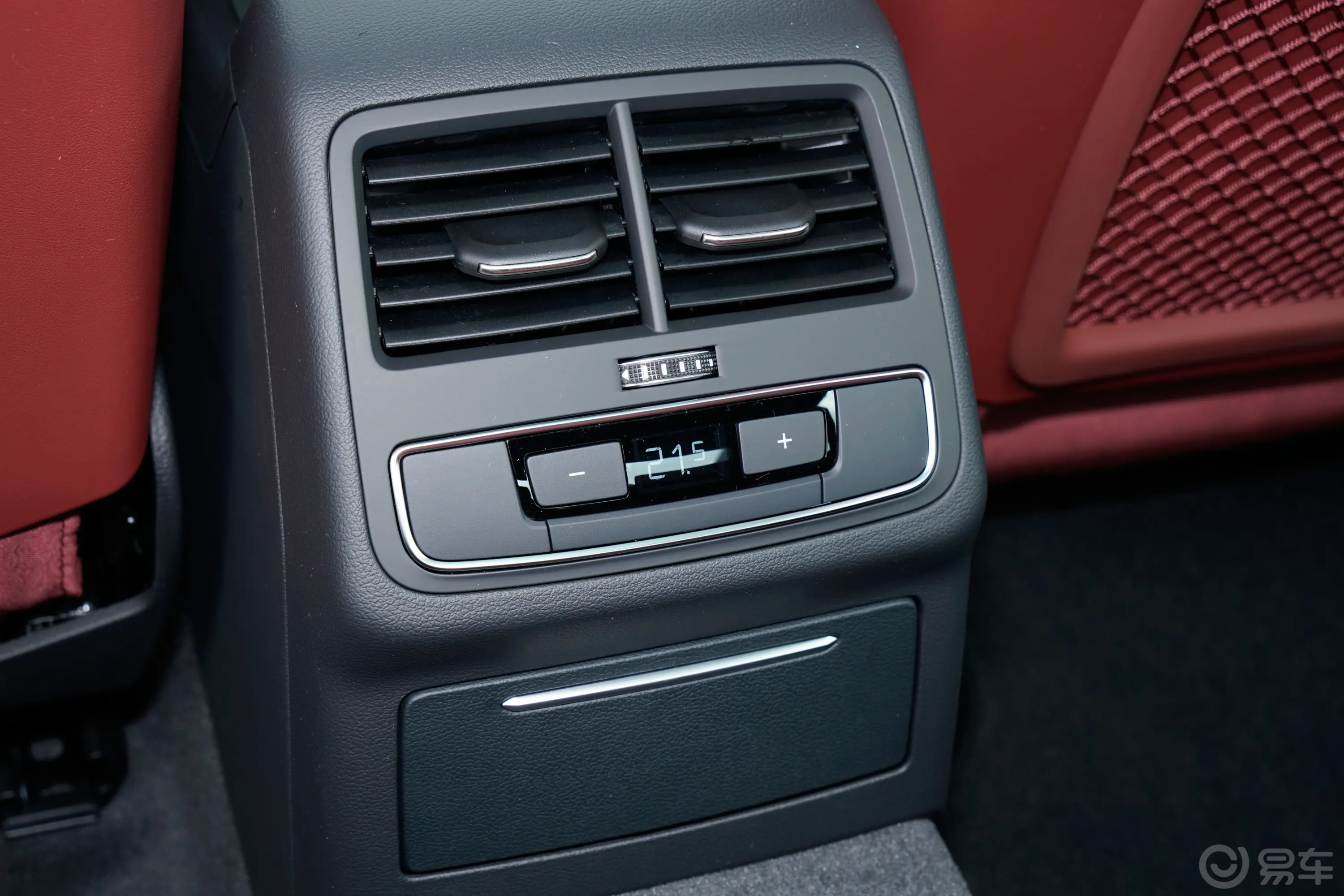 奥迪A4L40 TFSI 豪华动感型后排空调控制键