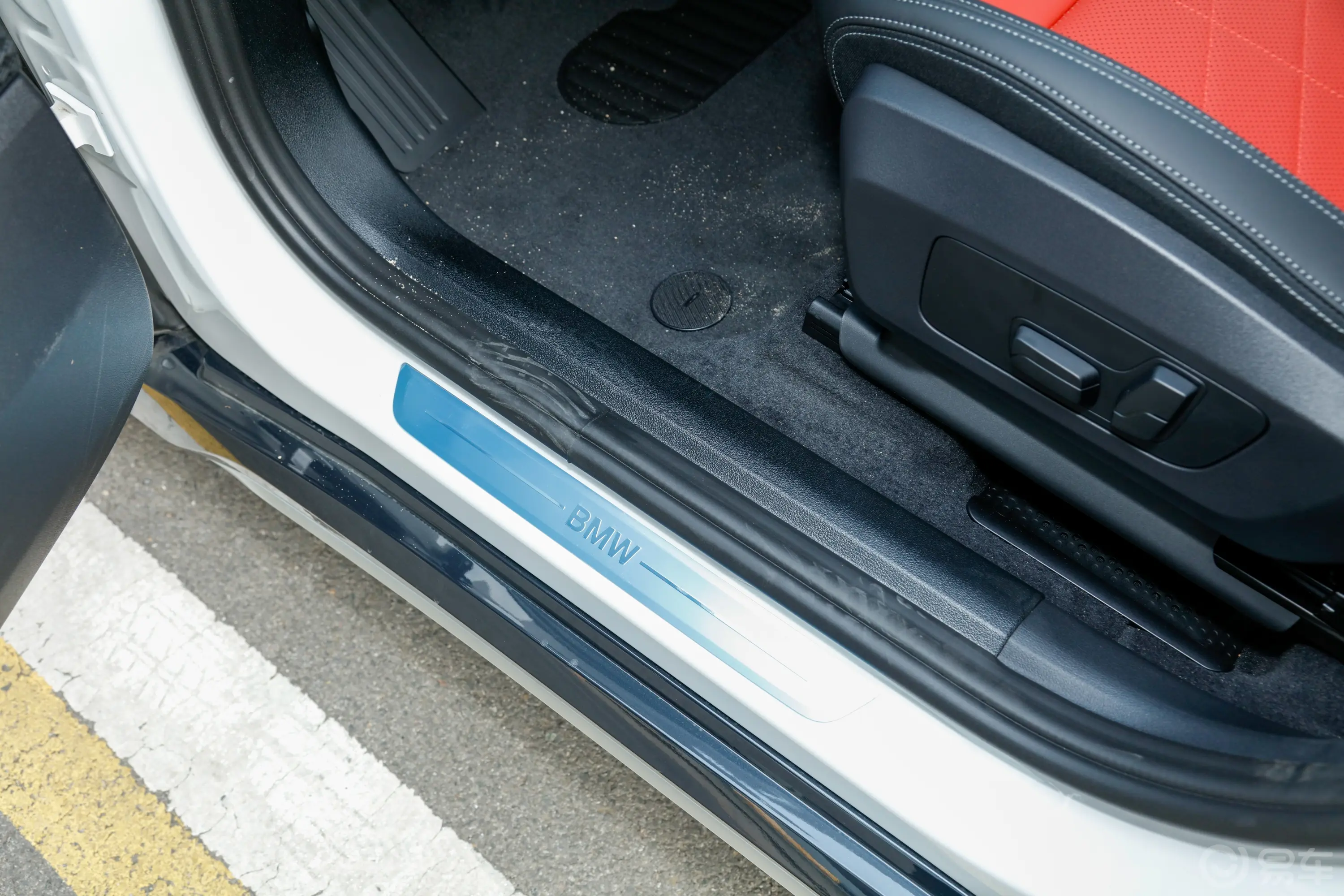 宝马X1sDrive20Li X设计套装前排迎宾踏板