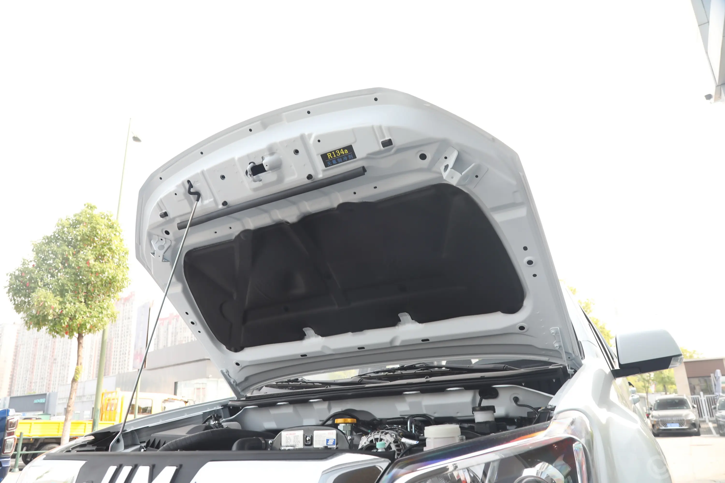 瑞迈2.5T 两驱标轴驰迈版 柴油发动机舱盖内侧