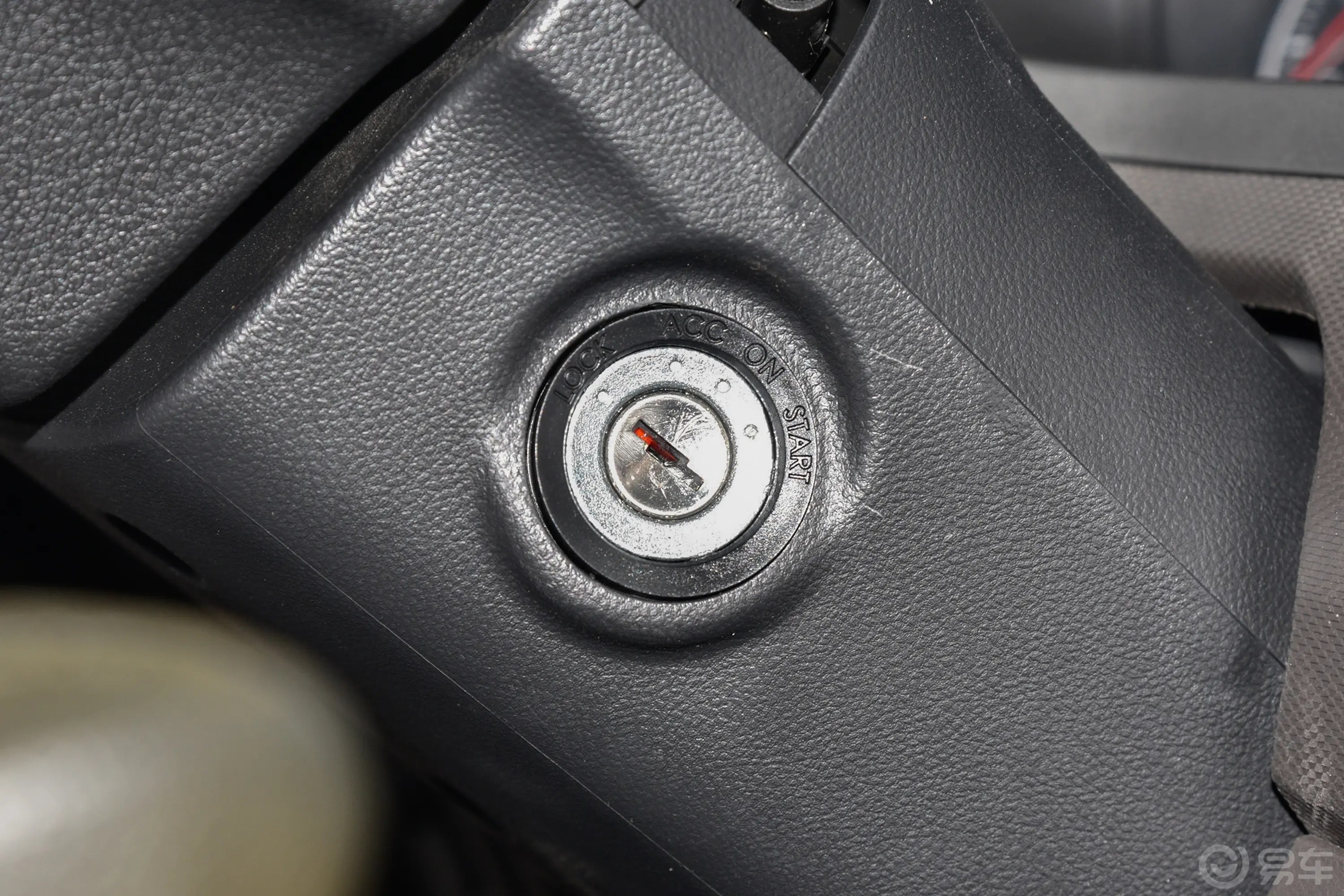 五菱荣光新卡2.0L 加长单排基本型 2座钥匙孔或一键启动按键