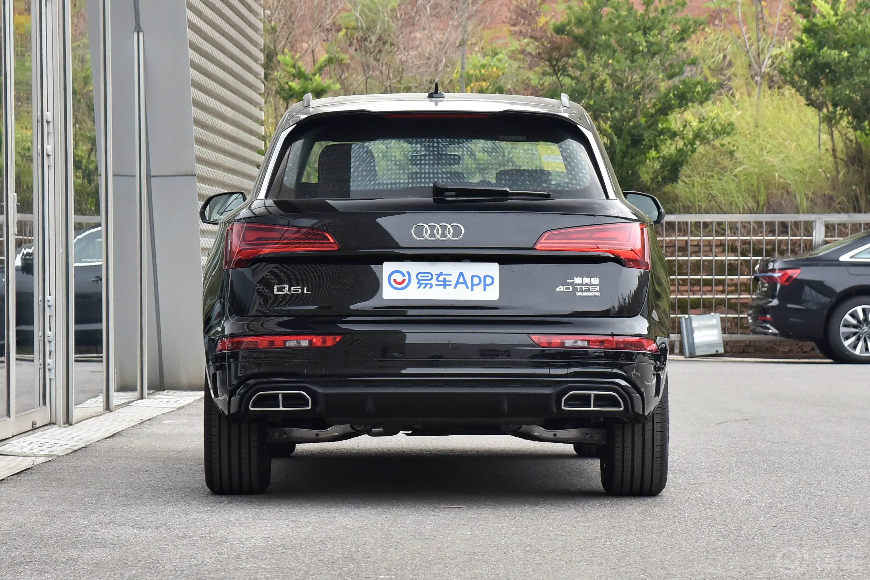 奥迪Q5L40 TFSI 豪华动感型正后水平