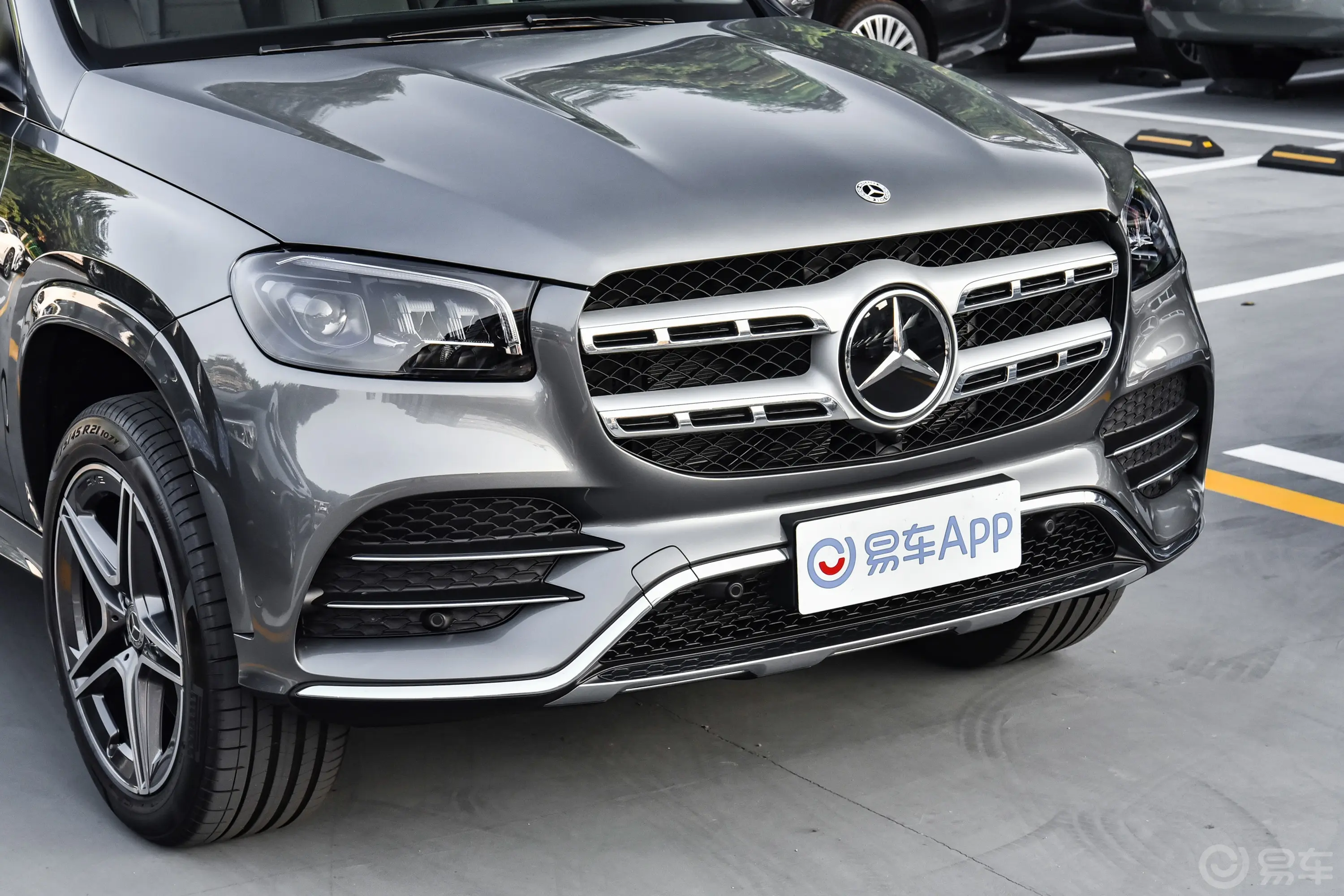 奔驰GLS改款二 GLS 450 4MATIC 时尚型前格栅侧俯拍