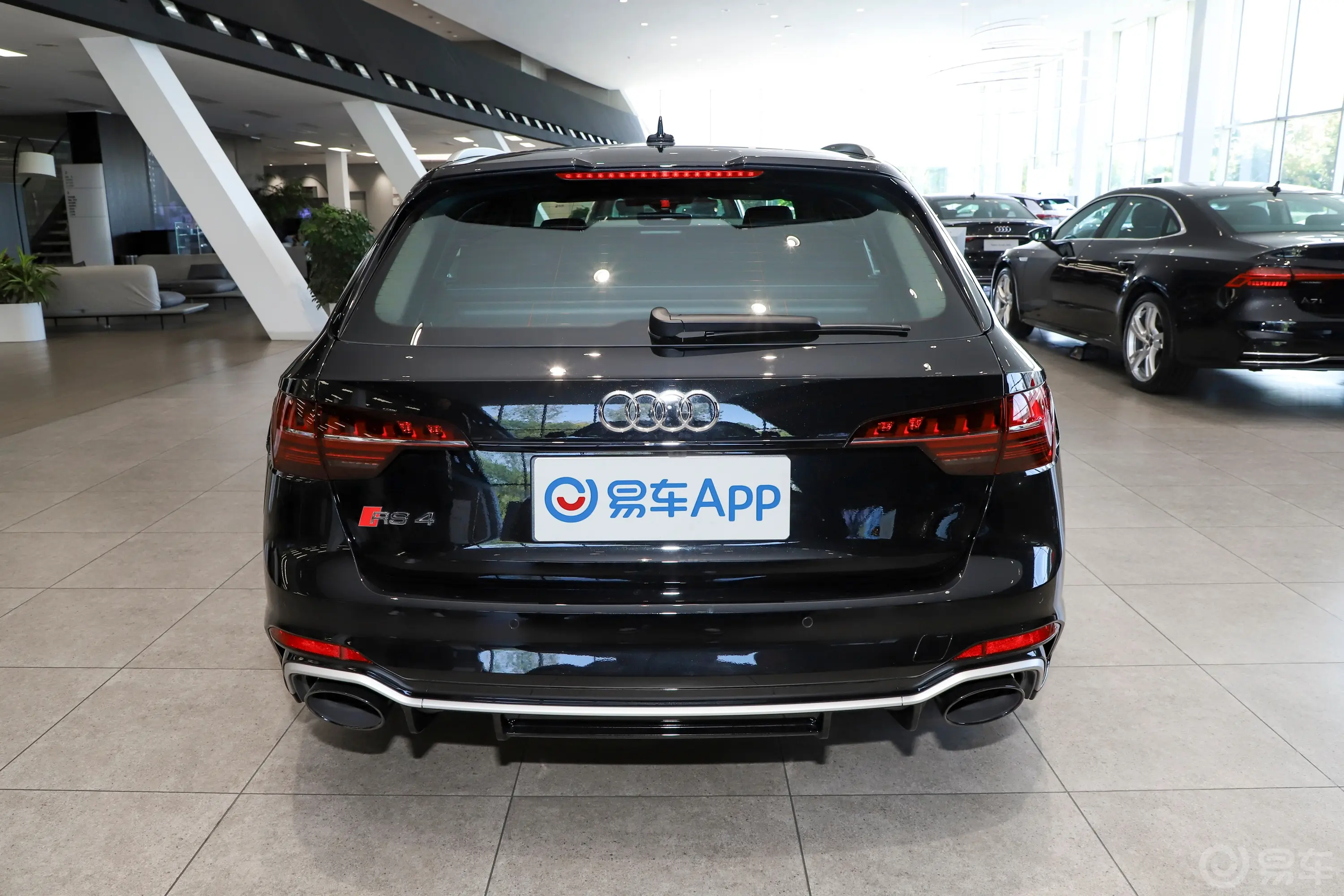 奥迪RS 42.9T Avant 常规版正后水平