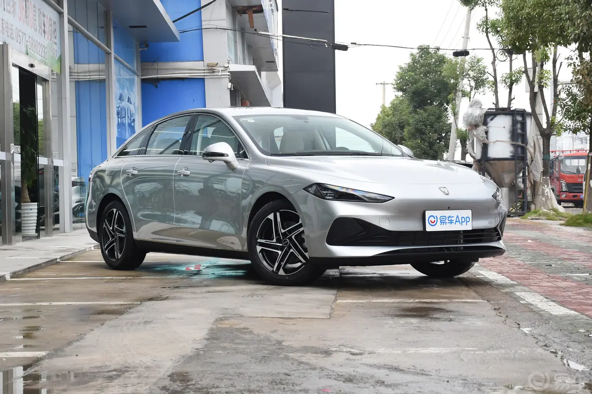 荣威D7插电混动 1.5L 125km 卓越版侧前45度车头向右水平