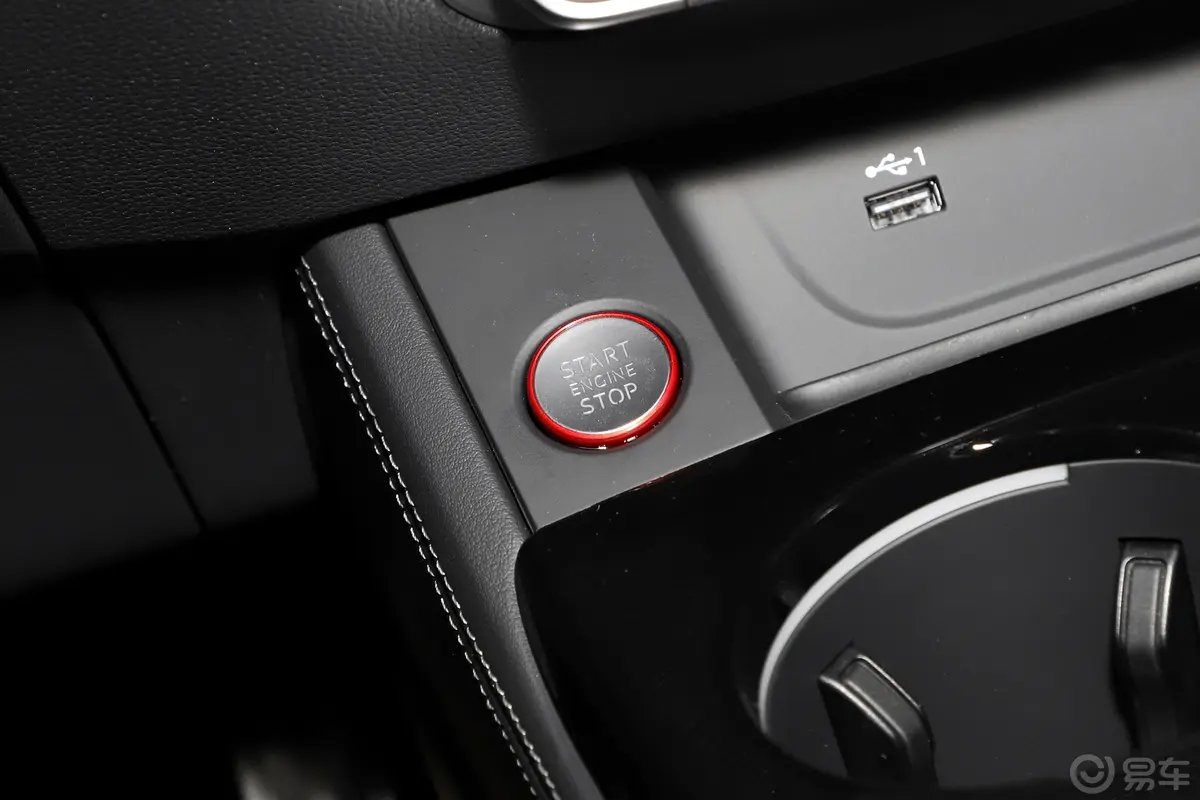 奥迪RS 42.9T Avant 常规版钥匙孔或一键启动按键