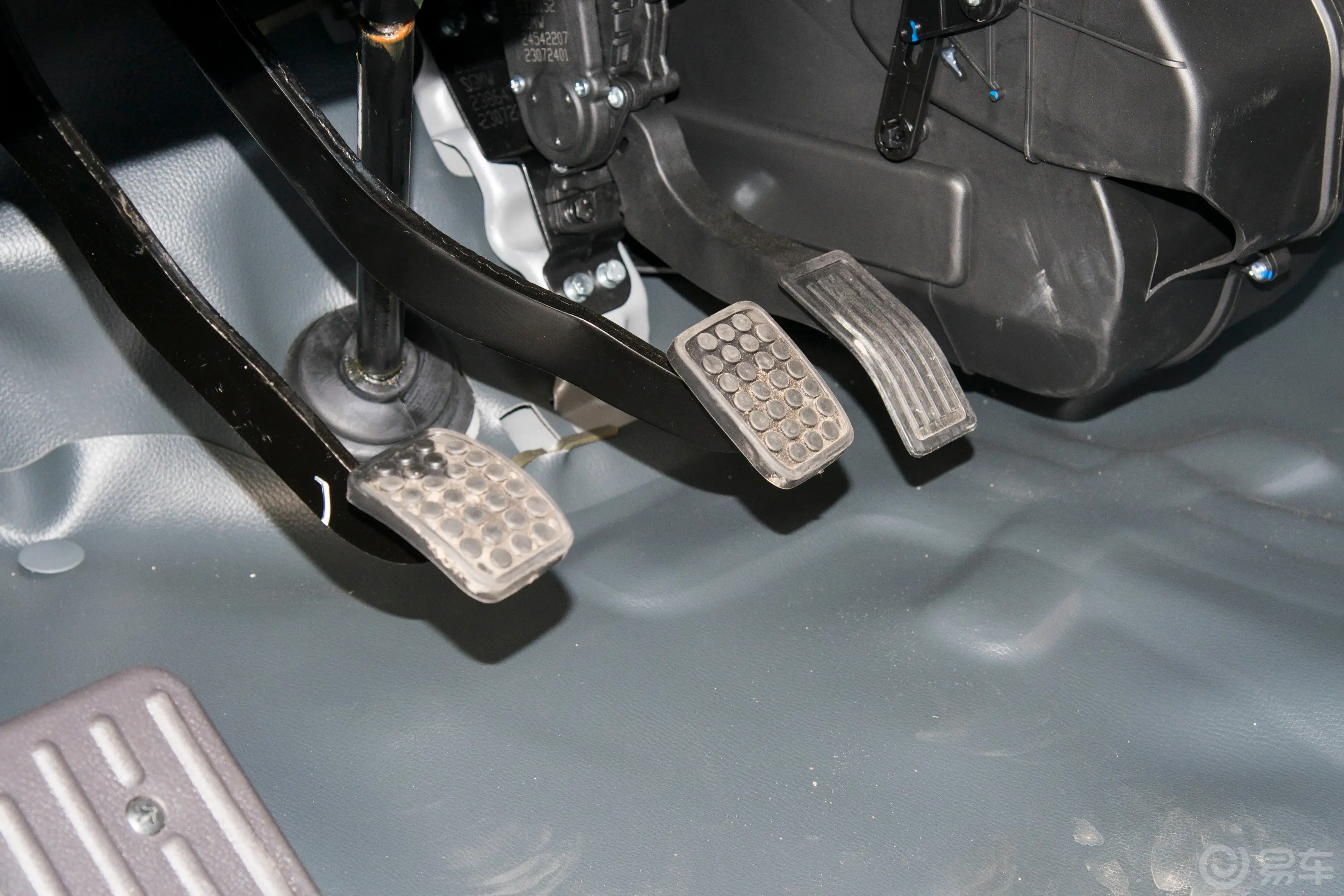 五菱荣光小卡1.5L 双排基本型 5座脚踏板