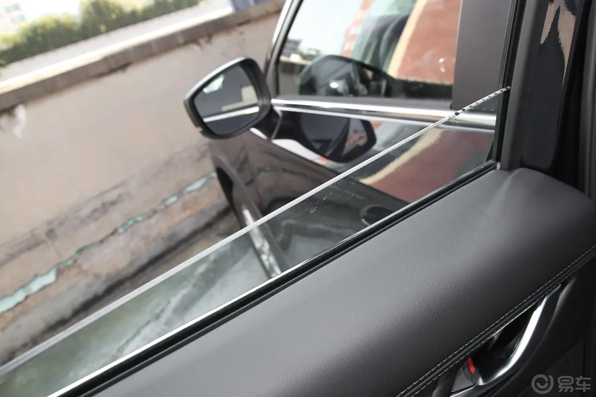 马自达CX-52.0L 两驱智尚Pro后排玻璃材质特写