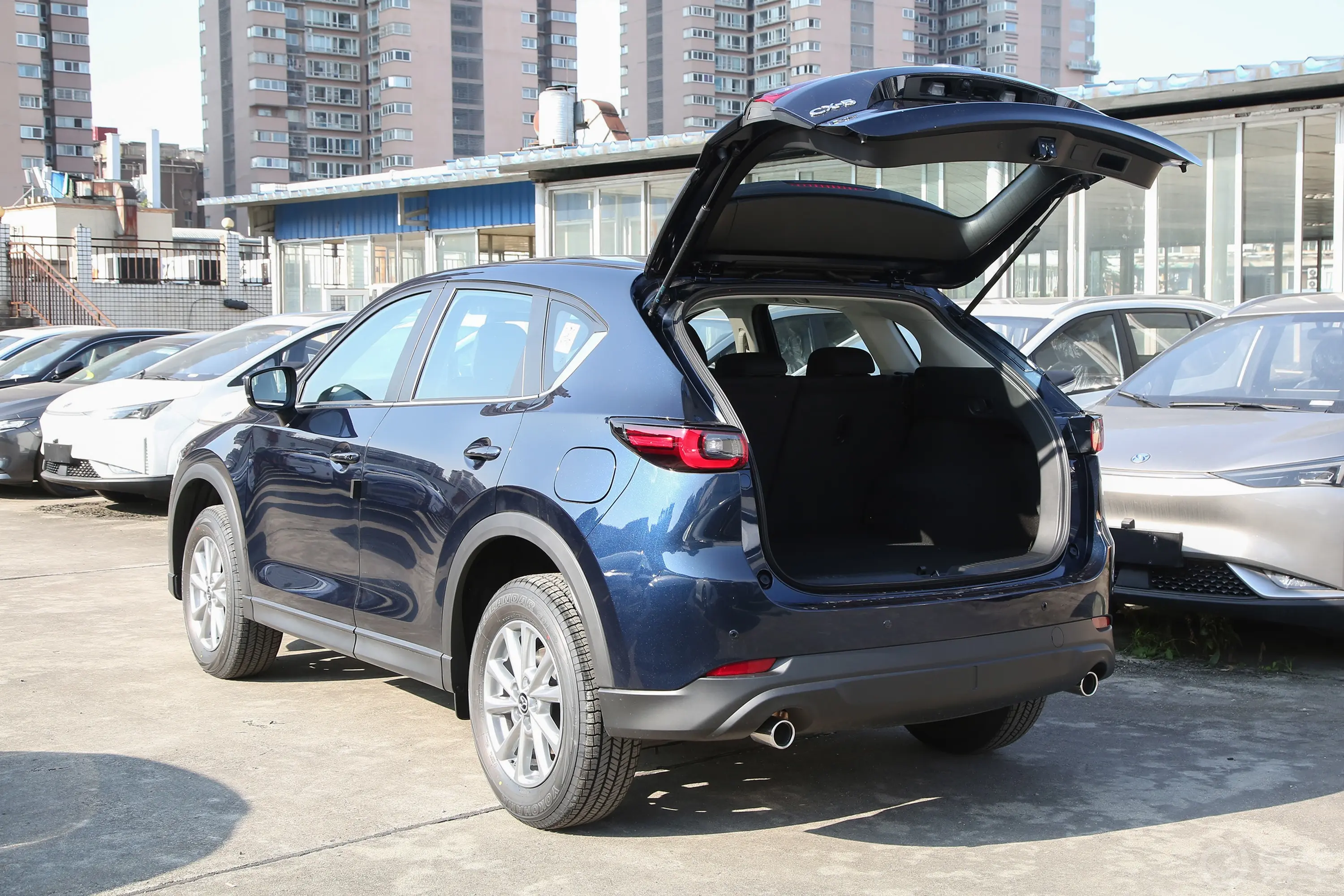 马自达CX-52.0L 两驱智尚Pro后备厢开启45度侧拍