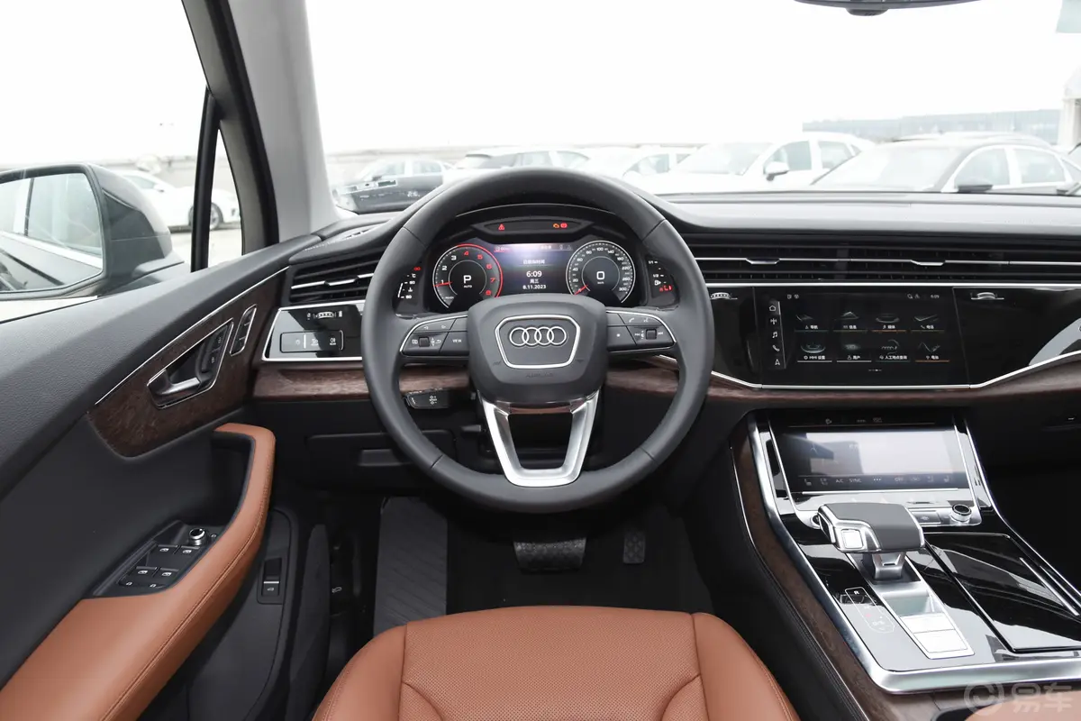 奥迪Q745 TFSI quattro S line运动型 7座驾驶位区域