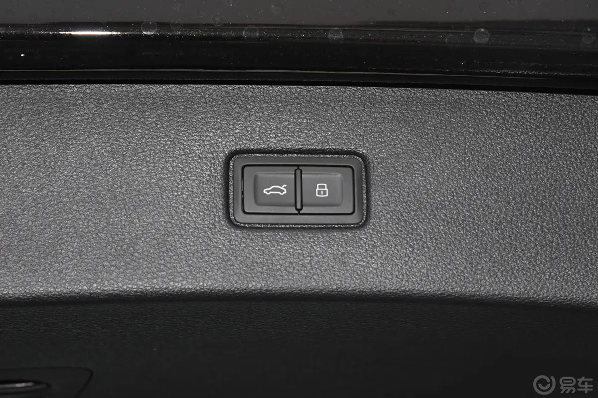 奥迪Q745 TFSI quattro S line运动型 7座电动尾门按键（手动扶手）
