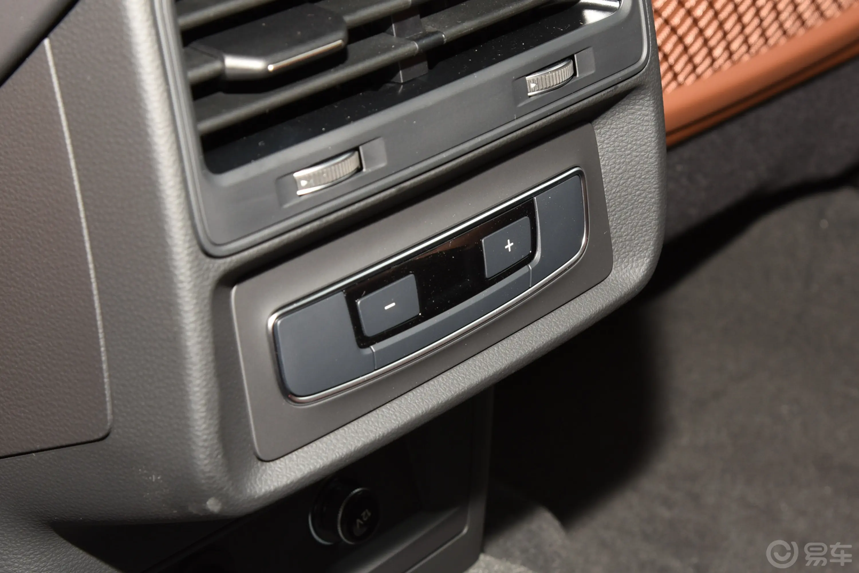 奥迪Q745 TFSI quattro S line运动型后排空调控制键